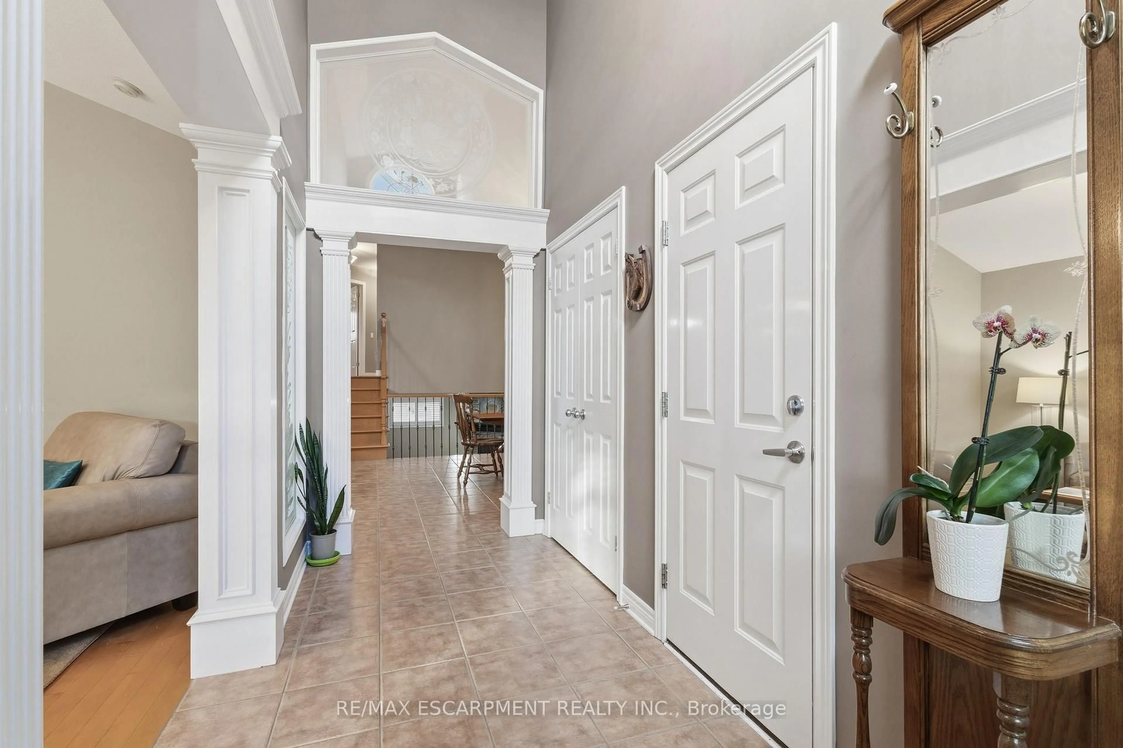 Indoor entryway for 5 Briarwood Dr, St. Catharines Ontario L2S 4A7
