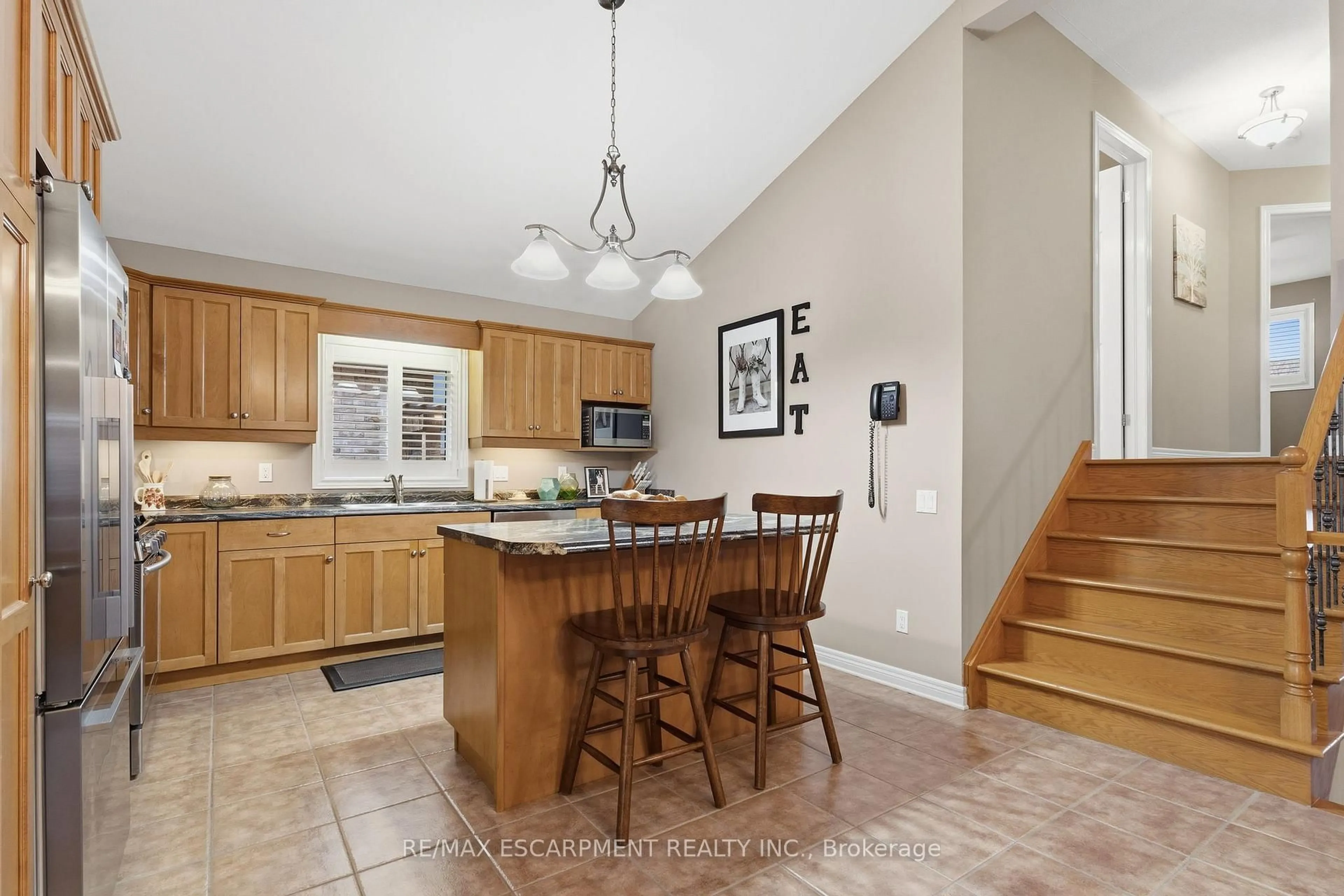 Open concept kitchen, ceramic/tile floor for 5 Briarwood Dr, St. Catharines Ontario L2S 4A7