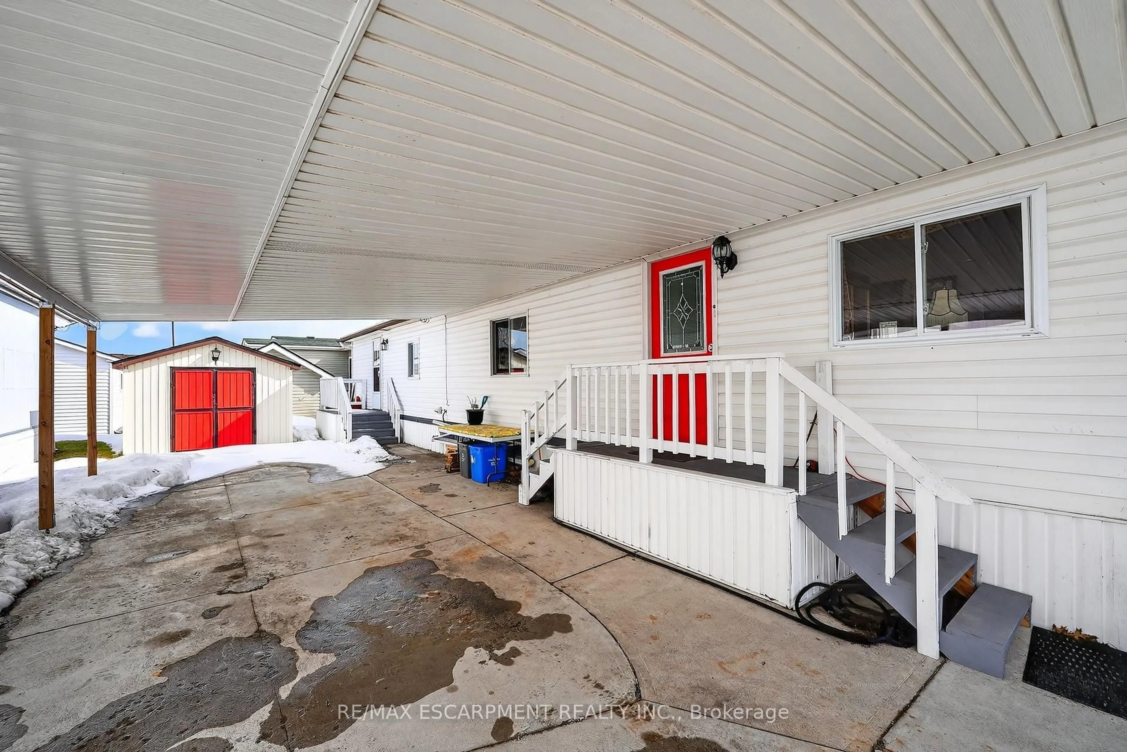 Indoor garage for 3033 Townline Rd #154, Fort Erie Ontario L0S 1S1