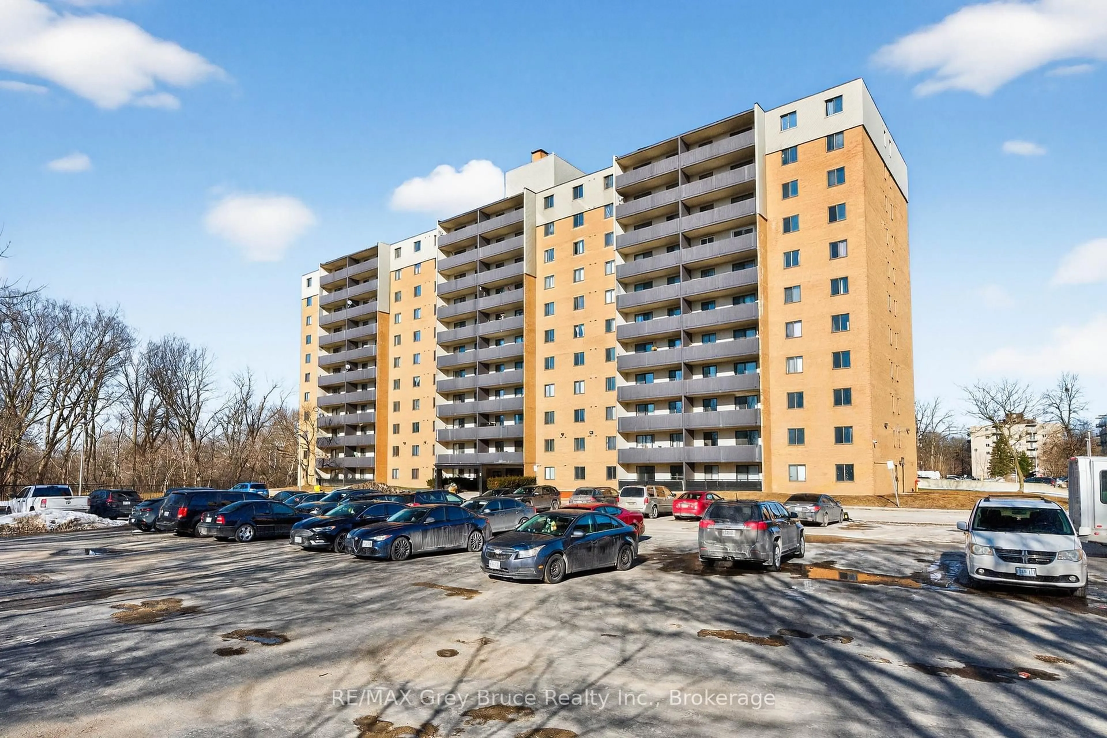 A pic from outside/outdoor area/front of a property/back of a property/a pic from drone, unknown for 756 Kipps Lane #606, London East Ontario N5Y 4X9