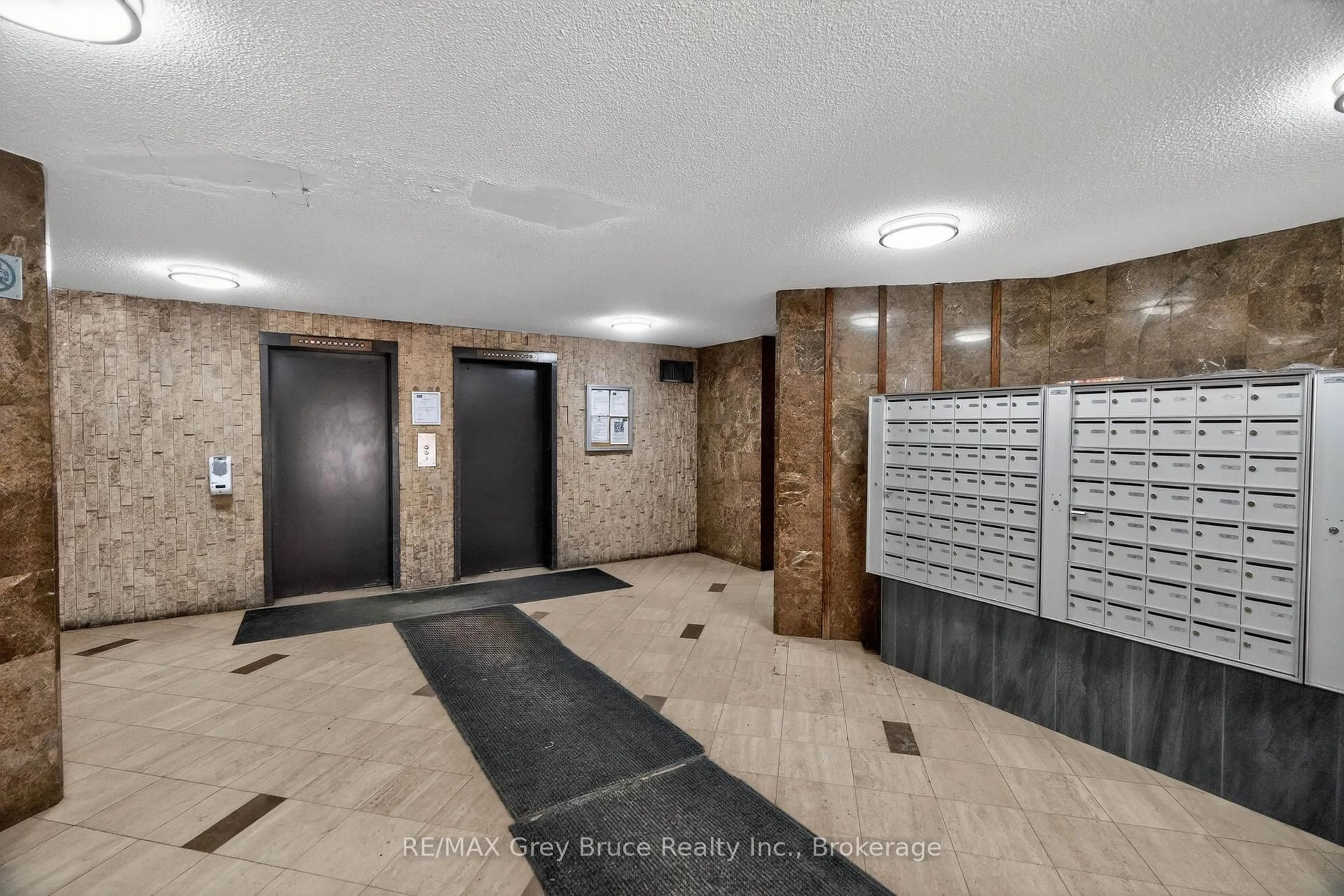 Indoor foyer for 756 Kipps Lane #606, London East Ontario N5Y 4X9