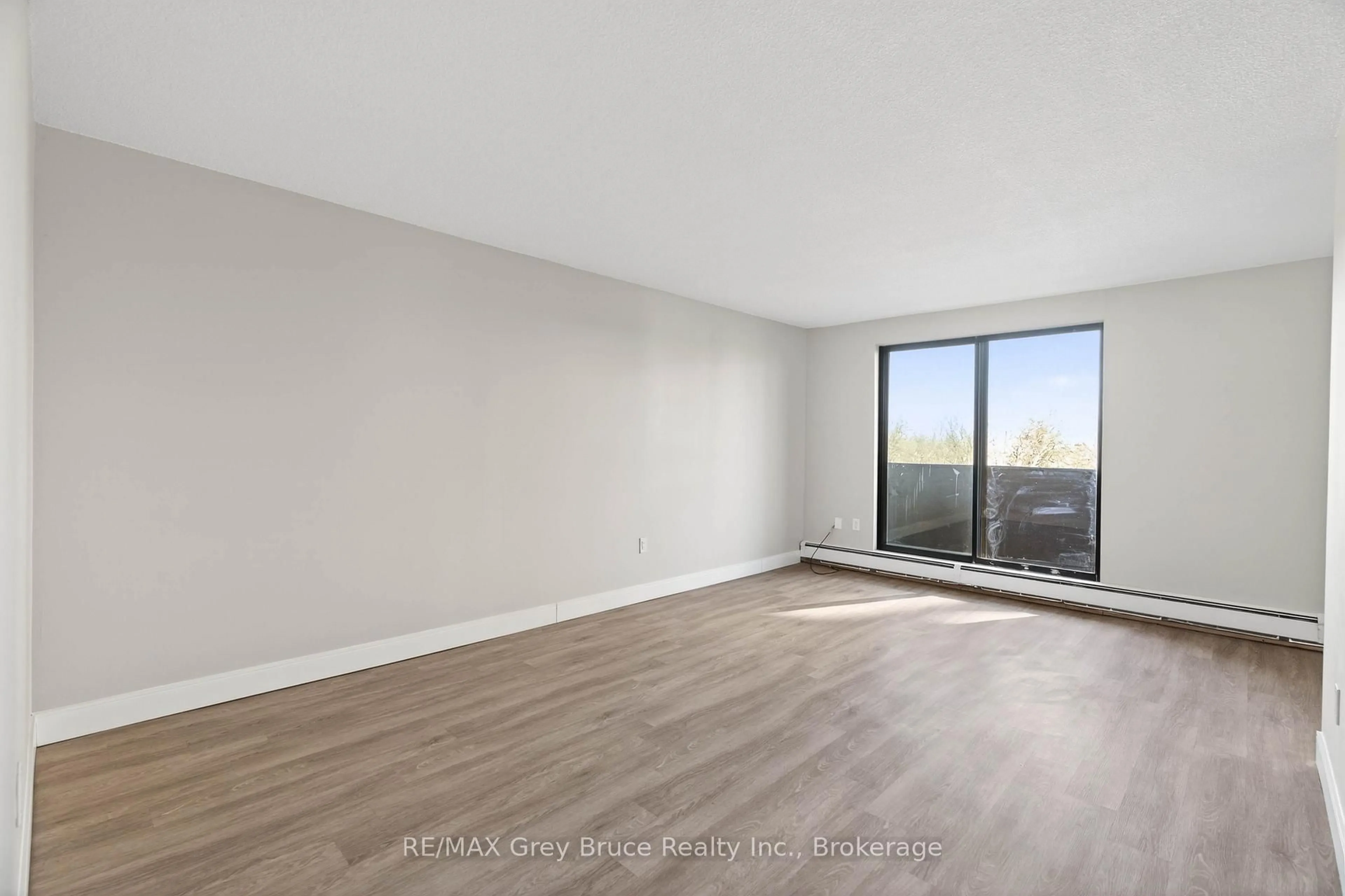 A pic of a room for 756 Kipps Lane #606, London East Ontario N5Y 4X9