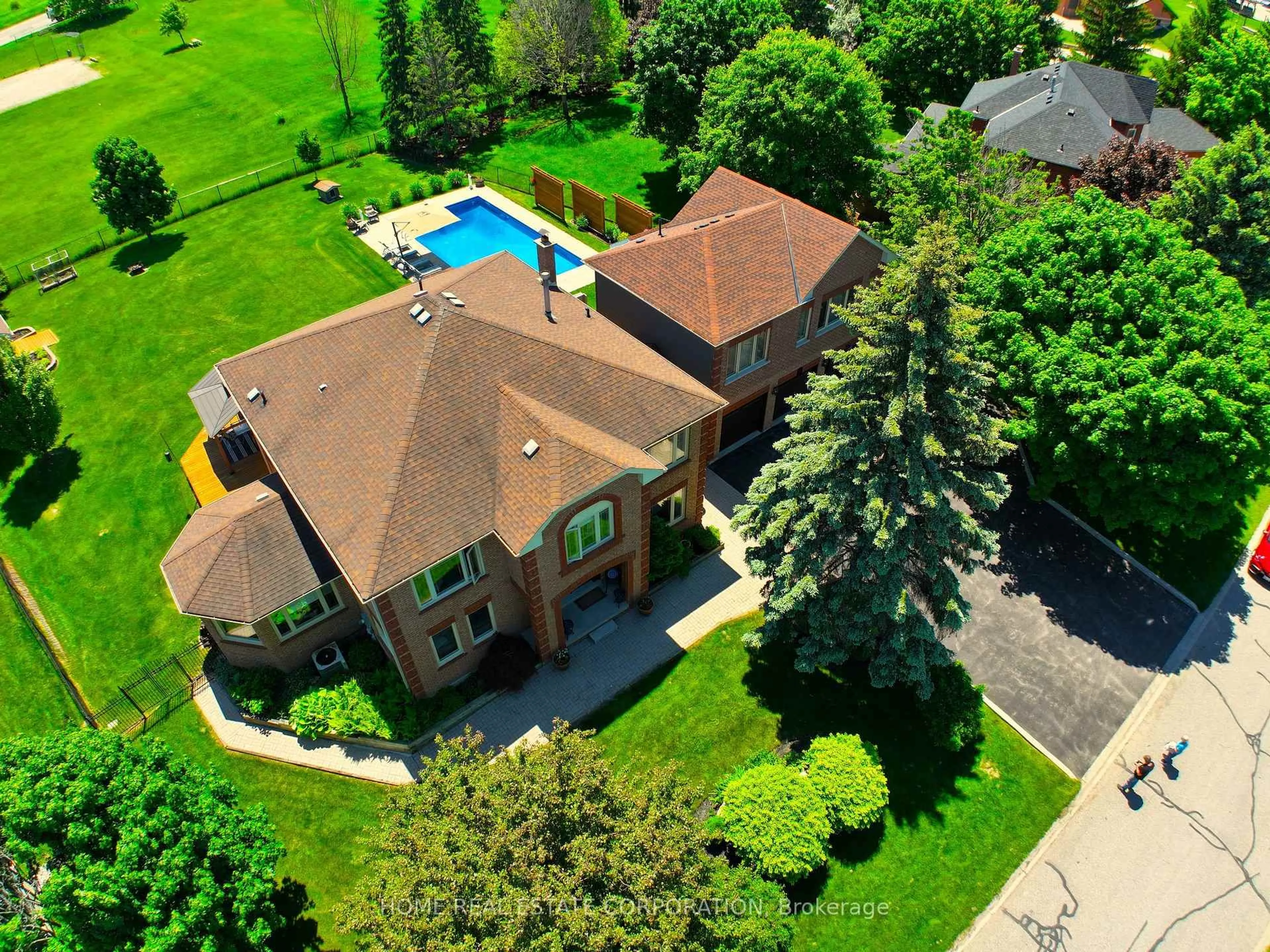 A pic from outside/outdoor area/front of a property/back of a property/a pic from drone, street for 14 Hawthorne Rd, Mono Ontario L9W 6G7