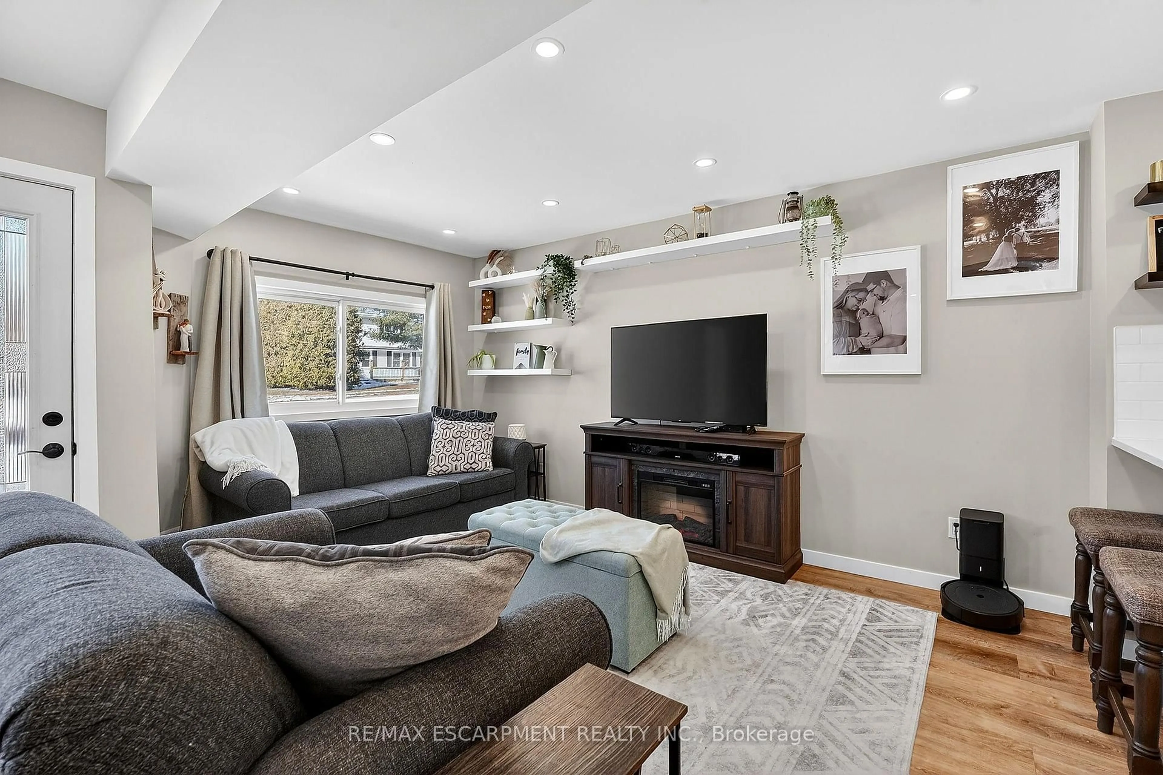 Living room with furniture, unknown for 162 Dufferin St, West Lincoln Ontario L0R 2A0