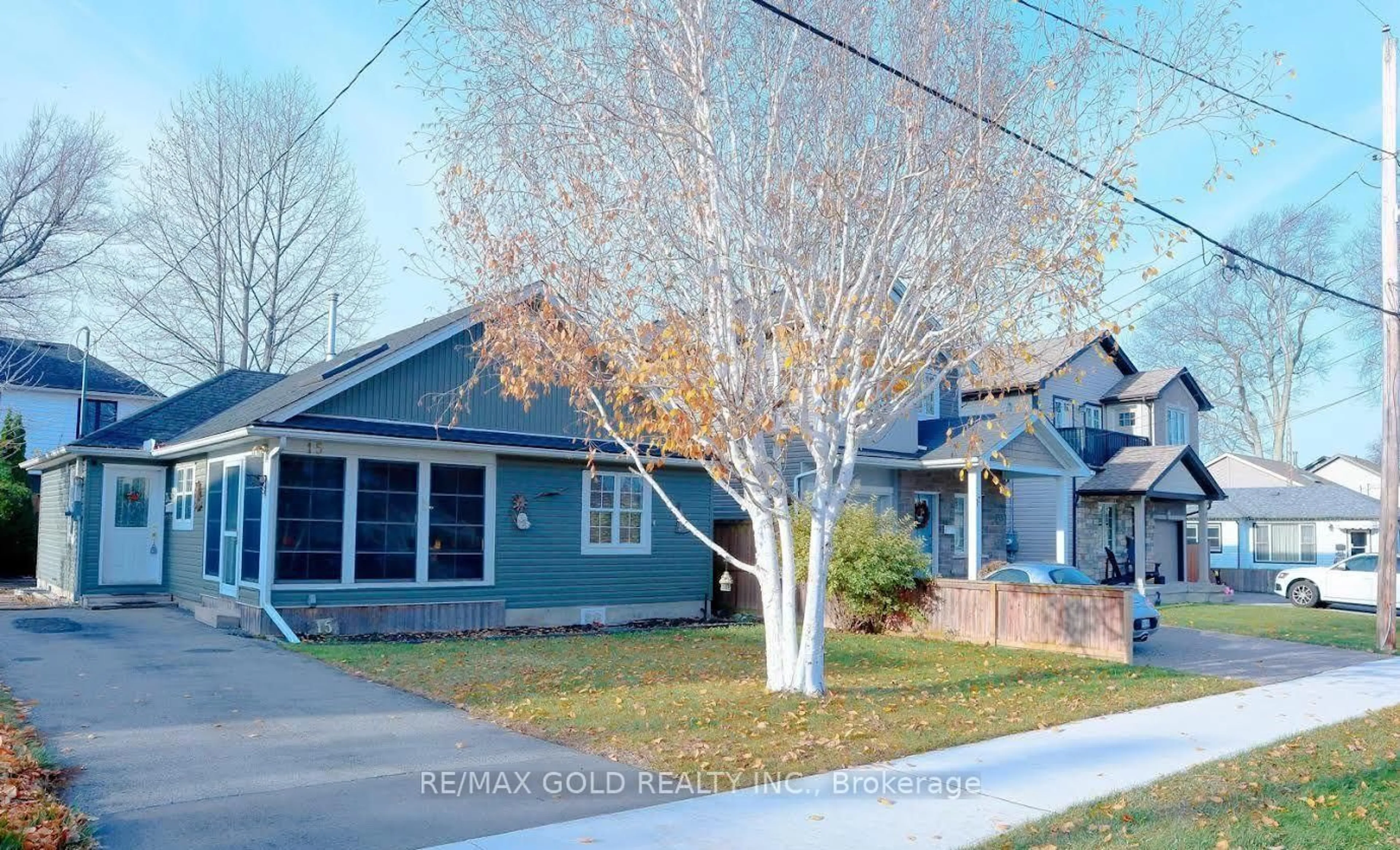 Home with vinyl exterior material, street for 15 Shelley Ave, St. Catharines Ontario L2N 5L4