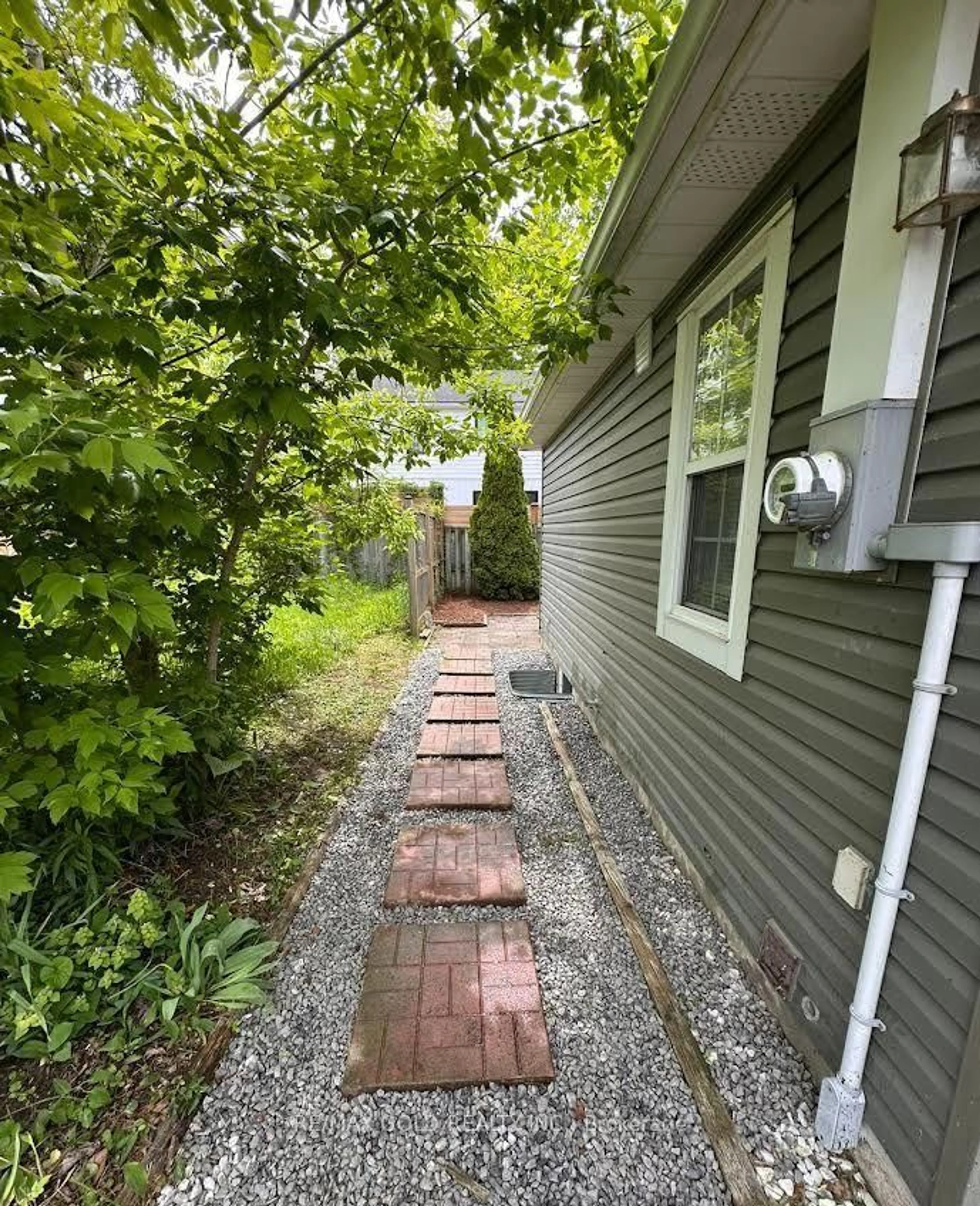 Unknown for 15 Shelley Ave, St. Catharines Ontario L2N 5L4