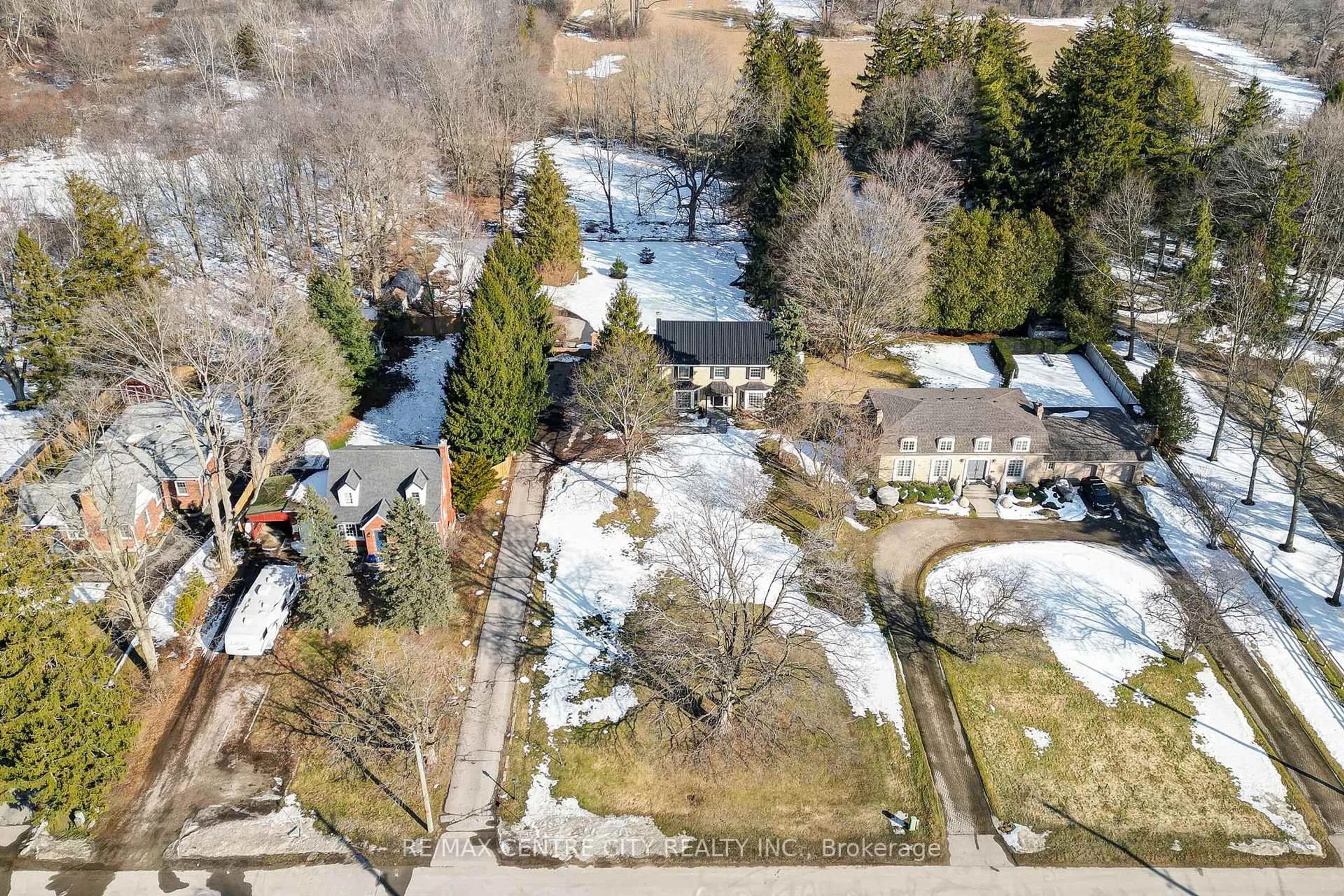 A pic from outside/outdoor area/front of a property/back of a property/a pic from drone, street for 339 Sunset Dr, Central Elgin Ontario N5R 3C6