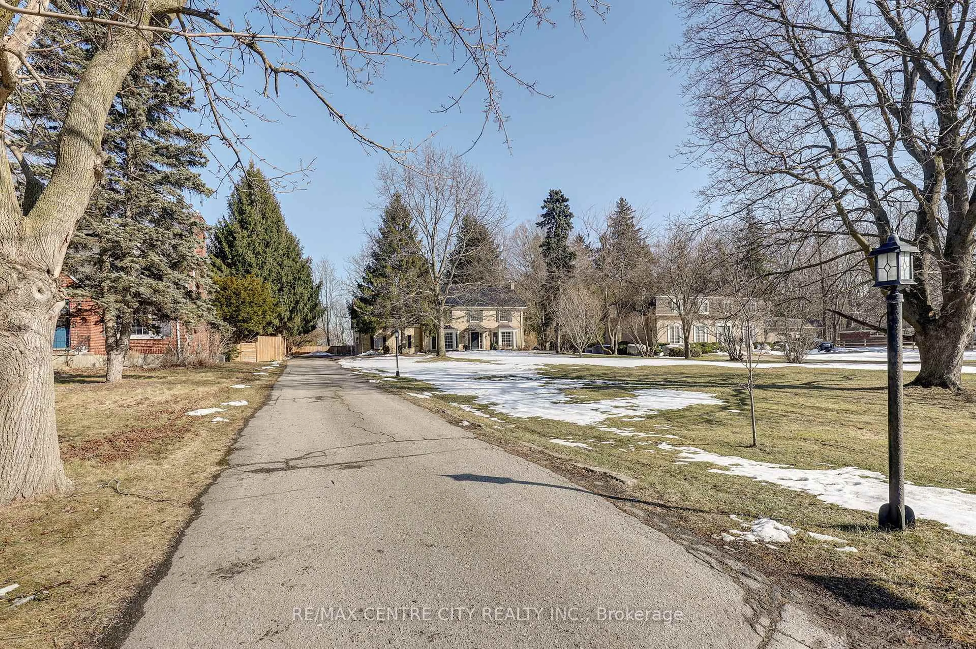 A pic from outside/outdoor area/front of a property/back of a property/a pic from drone, street for 339 Sunset Dr, Central Elgin Ontario N5R 3C6