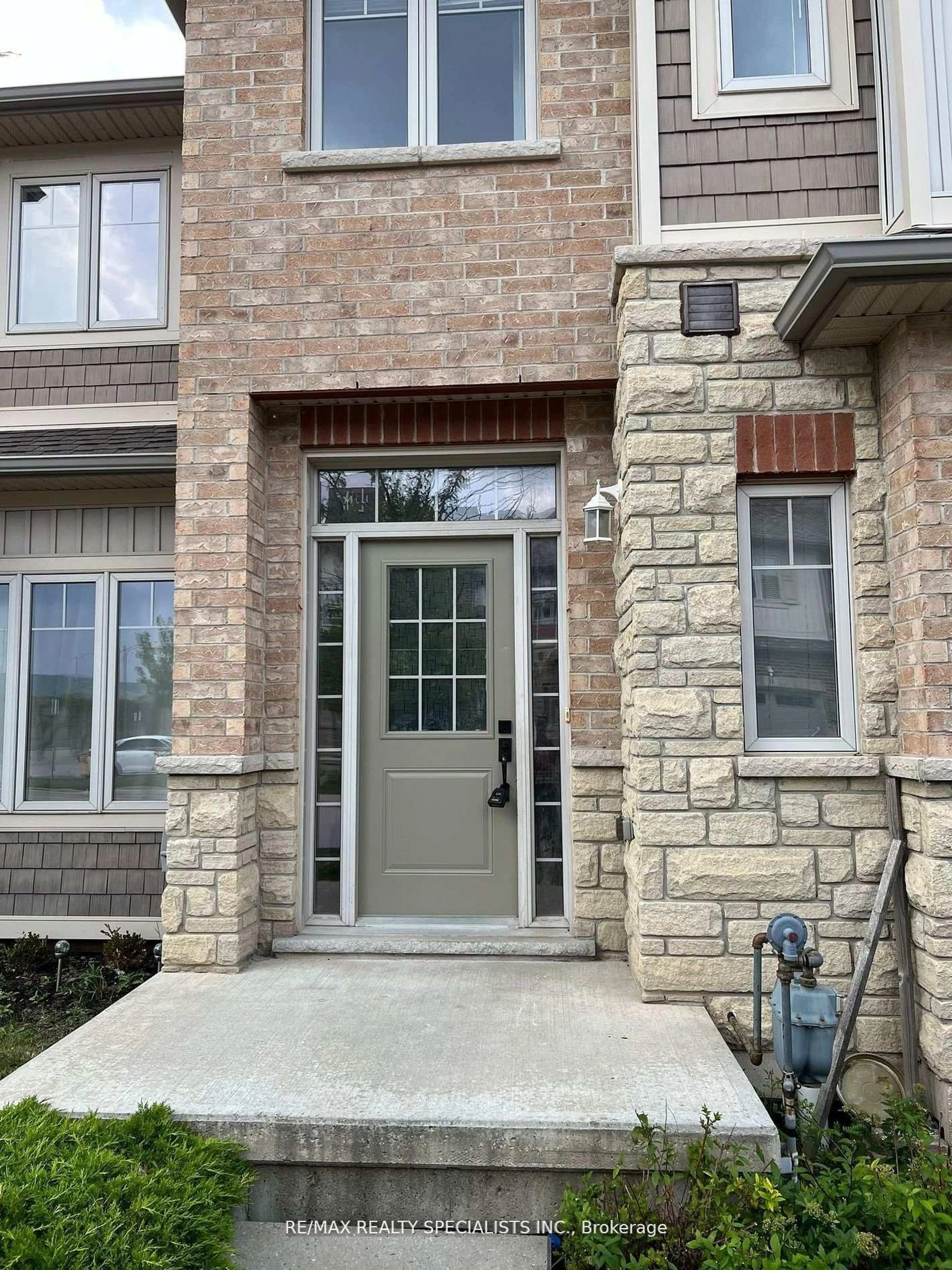Home with brick exterior material, street for 8 Lakelawn Rd #62, Grimsby Ontario L3M 0G1