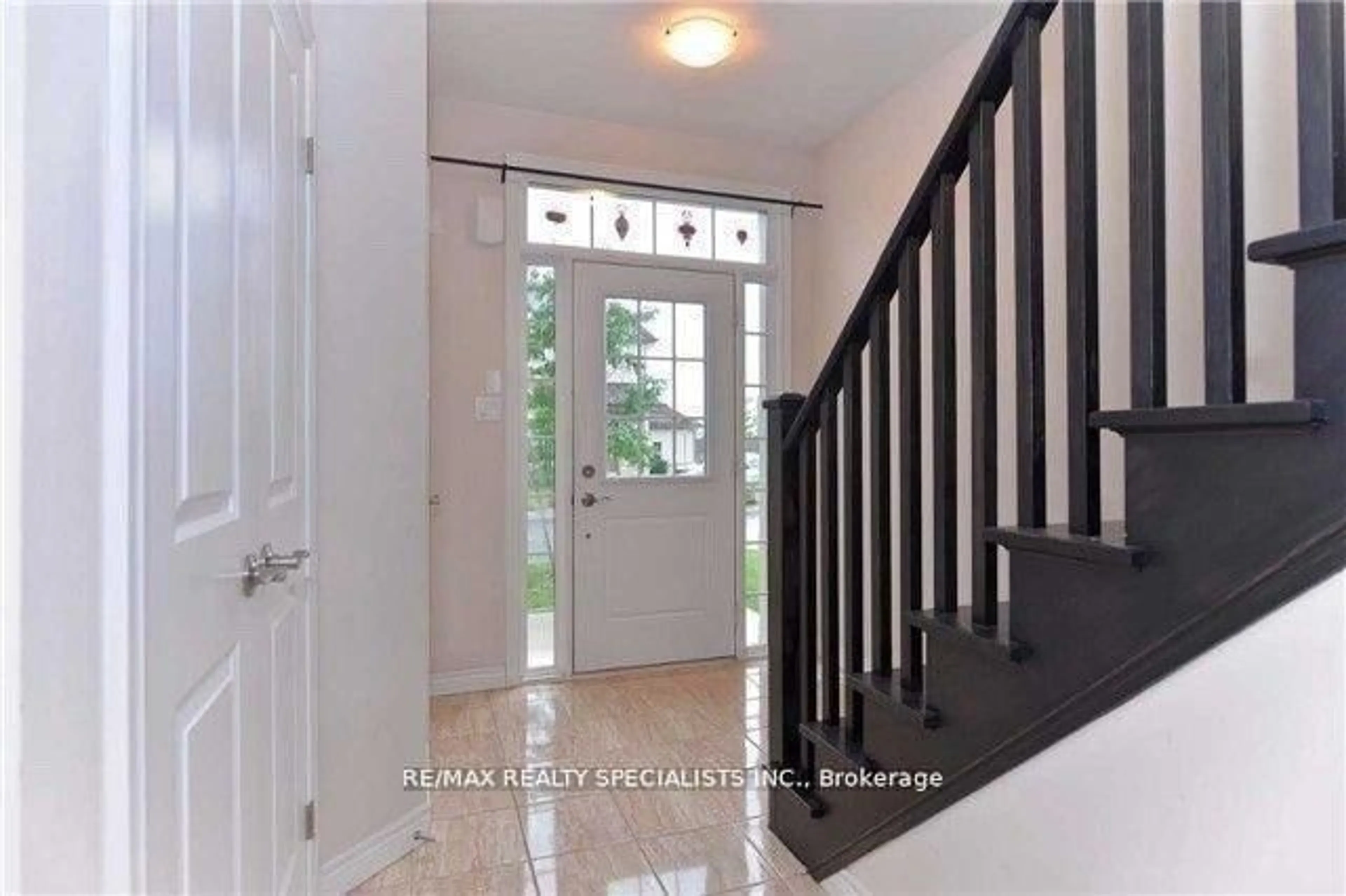 Indoor entryway for 8 Lakelawn Rd #62, Grimsby Ontario L3M 0G1