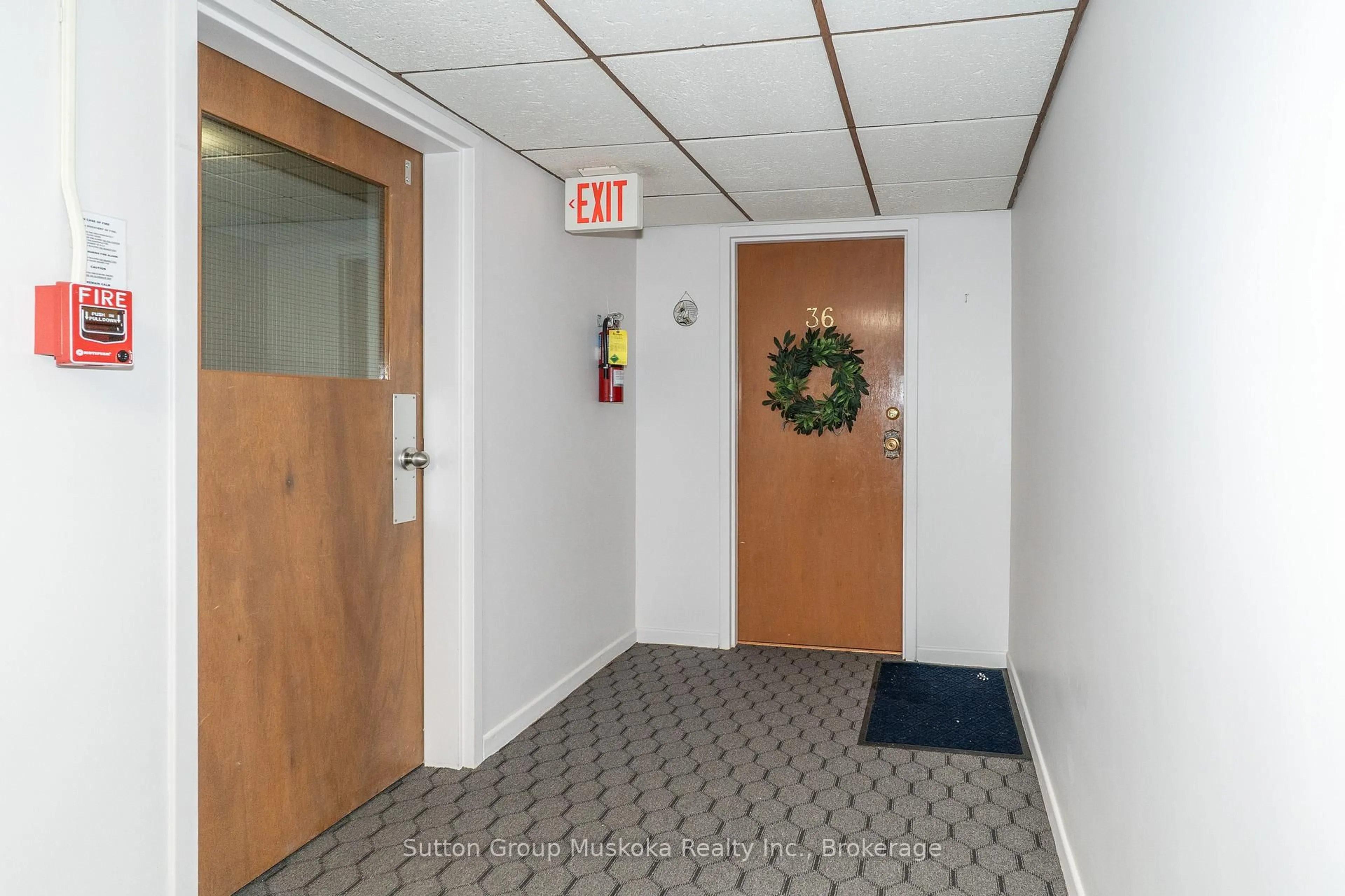 Indoor foyer for 26 Herman Ave #Unit 36, Huntsville Ontario P1H 1J6