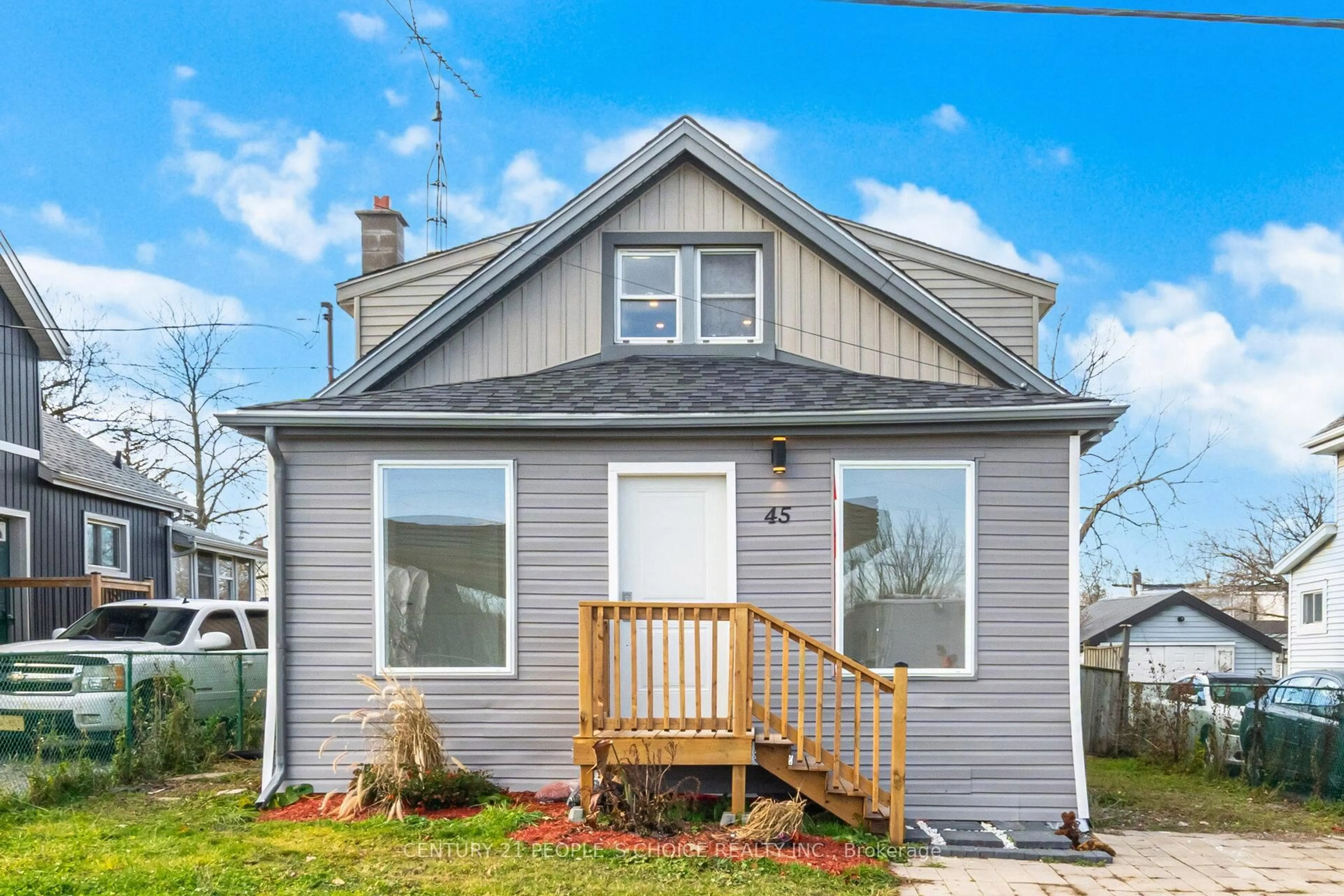 Home with vinyl exterior material, street for 45 Wellington St, Thorold Ontario L2V 2E7