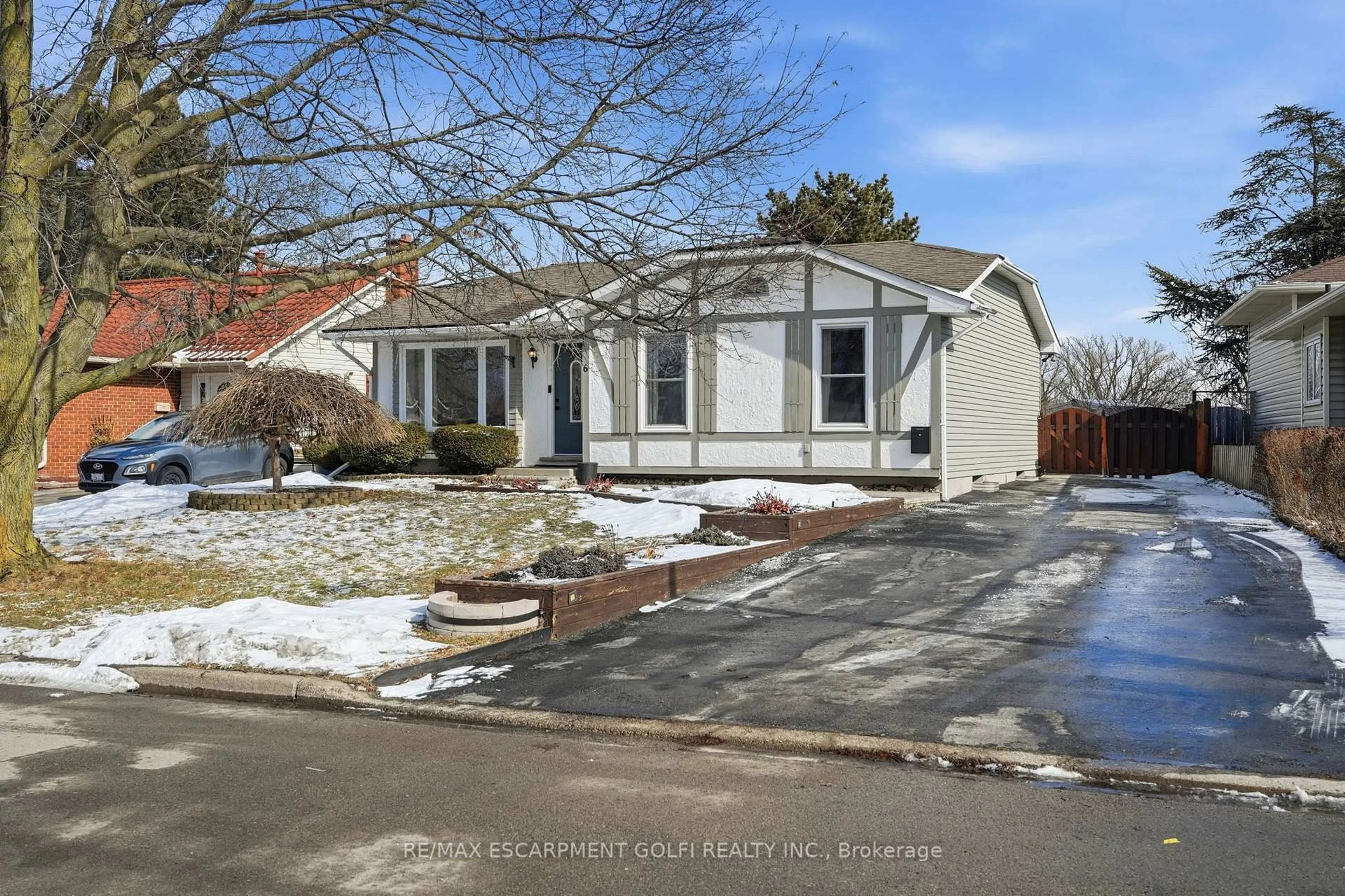 Home with vinyl exterior material, street for 6 WILLCHER Dr, St. Catharines Ontario L2M 7C8