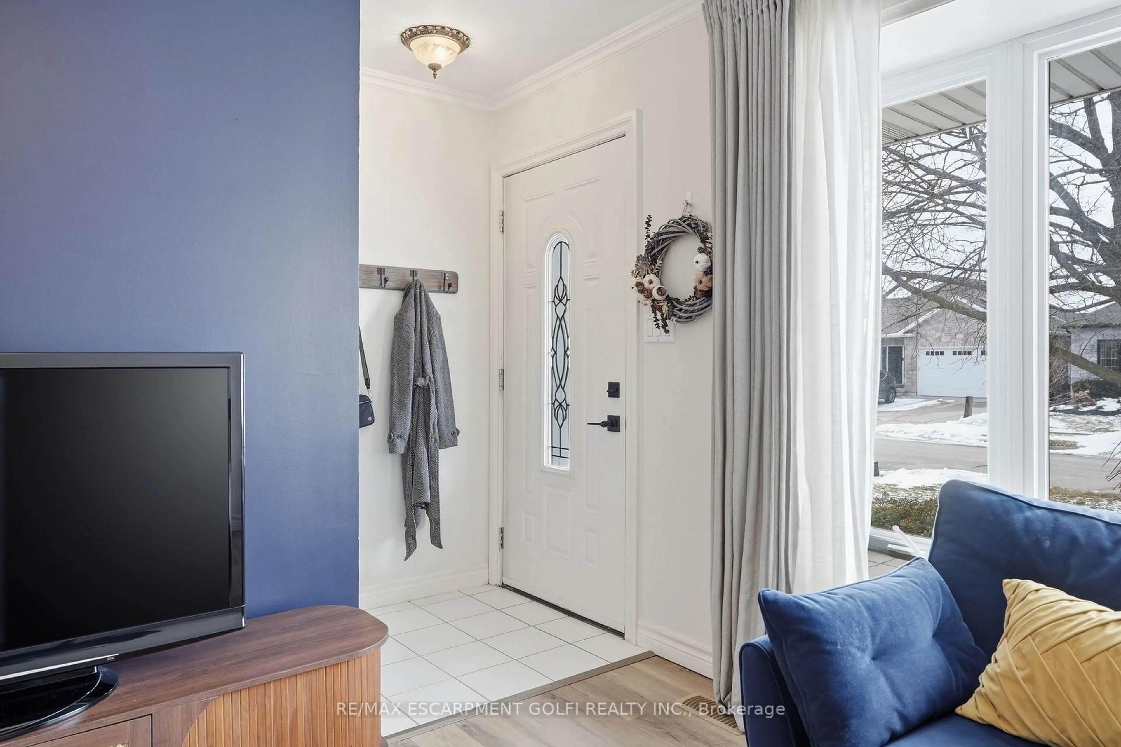 Indoor entryway for 6 WILLCHER Dr, St. Catharines Ontario L2M 7C8