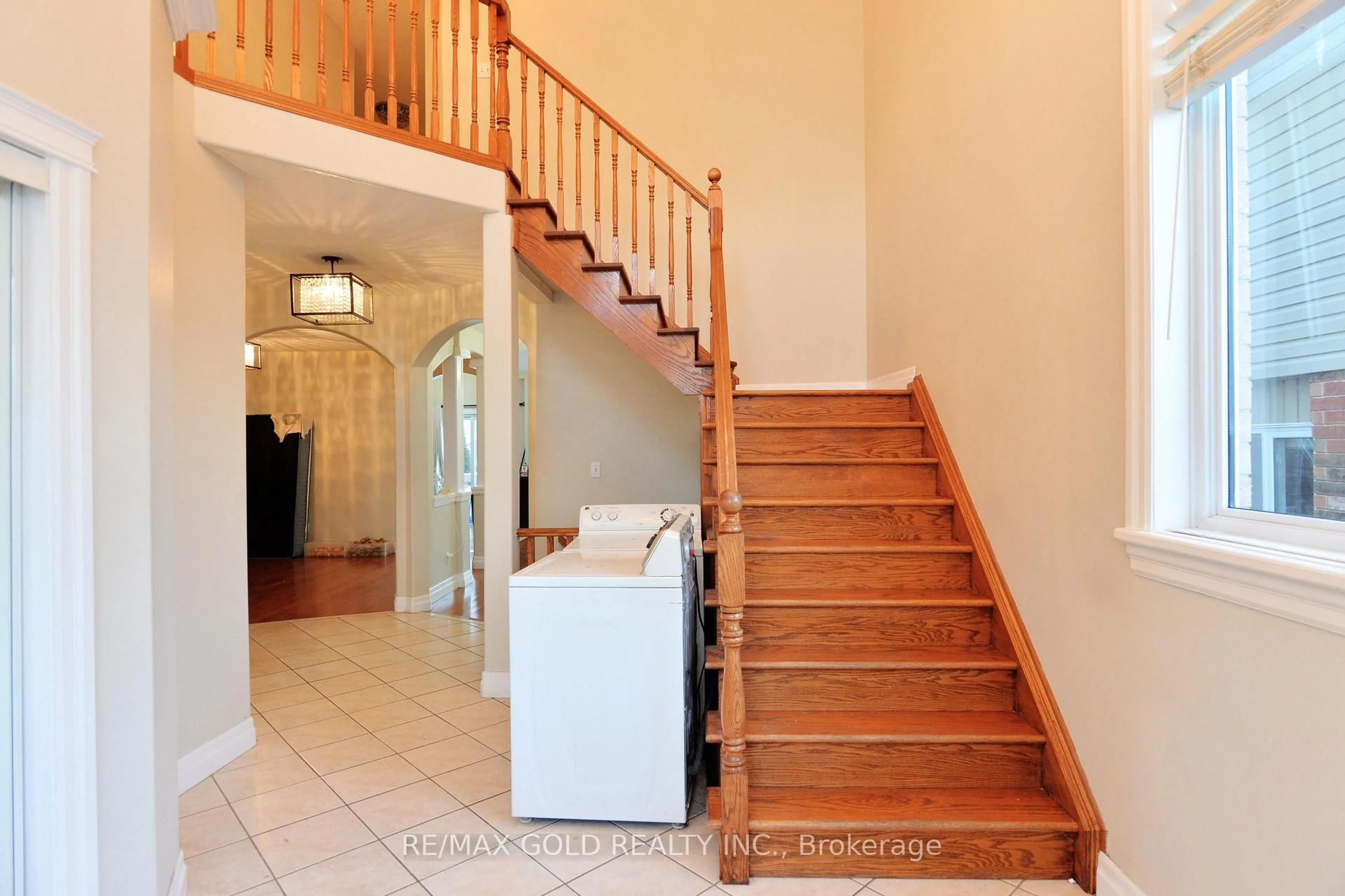 Indoor entryway for 230 Doon Mills Dr, Kitchener Ontario N2P 2R8