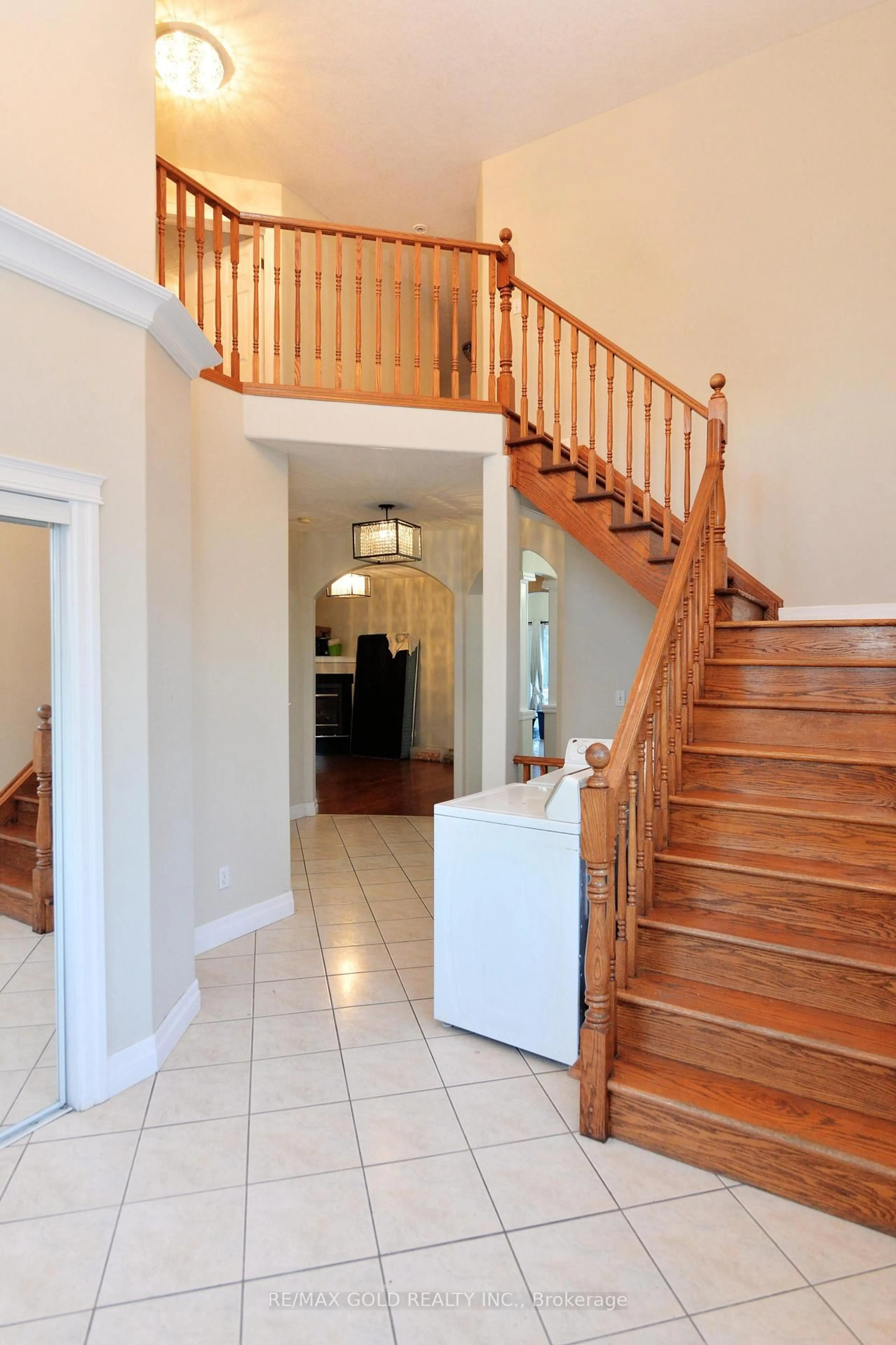 Indoor entryway for 230 Doon Mills Dr, Kitchener Ontario N2P 2R8