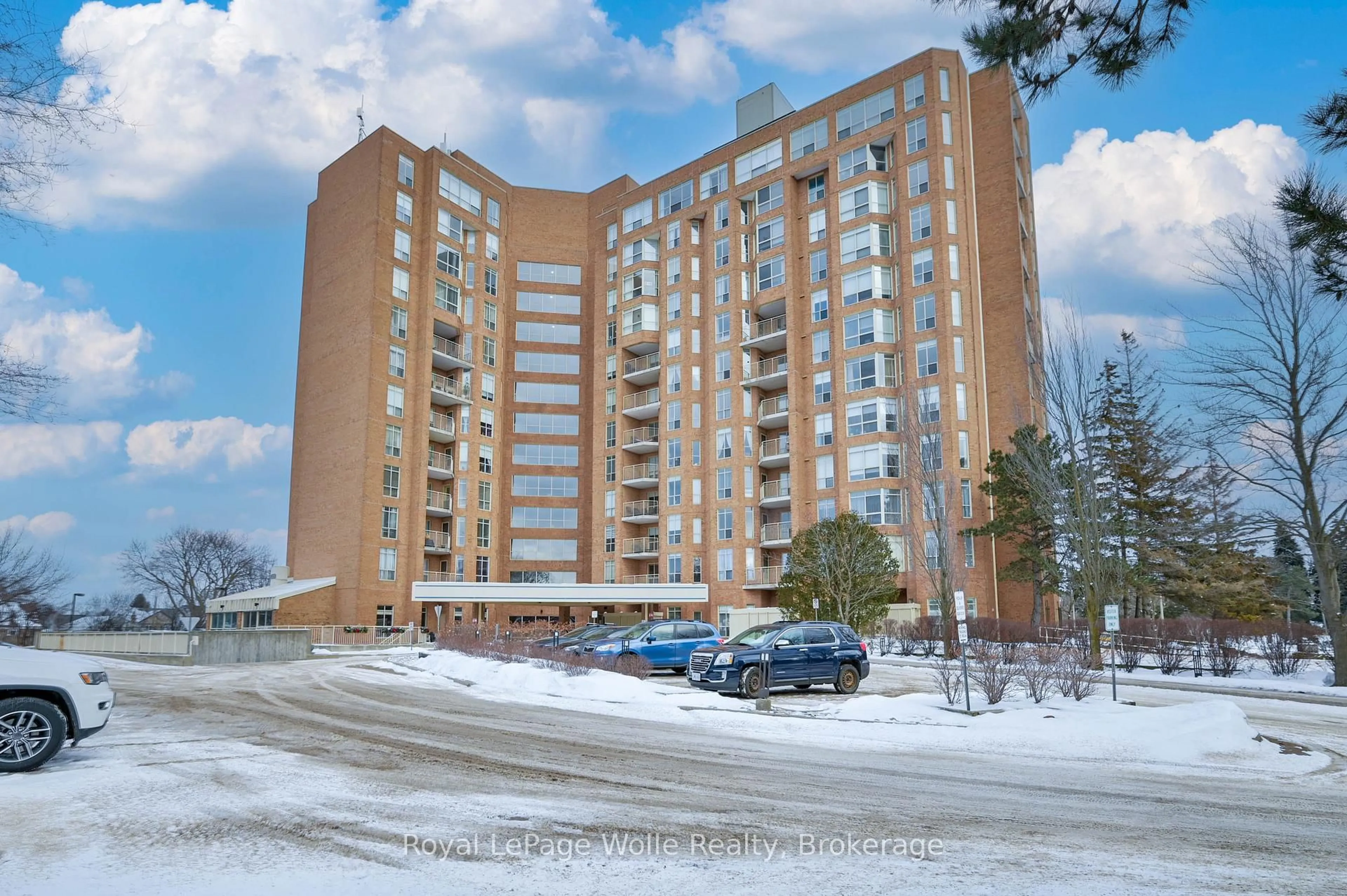 Indoor foyer for 1414 King St #302, Kitchener Ontario N2G 4T8