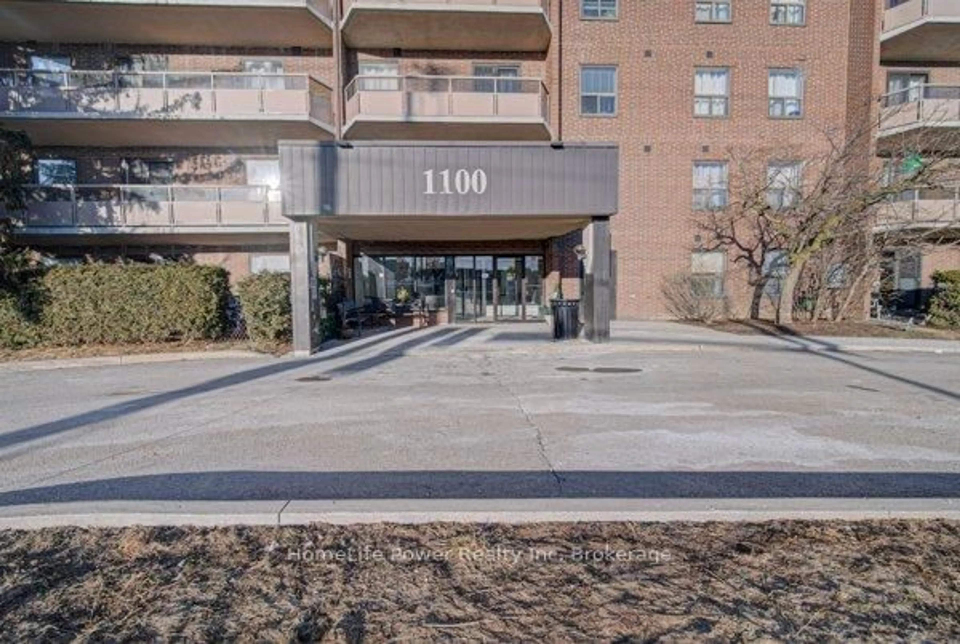 Indoor foyer for 1100 Courtland Ave #1014, Kitchener Ontario N2C 2H9