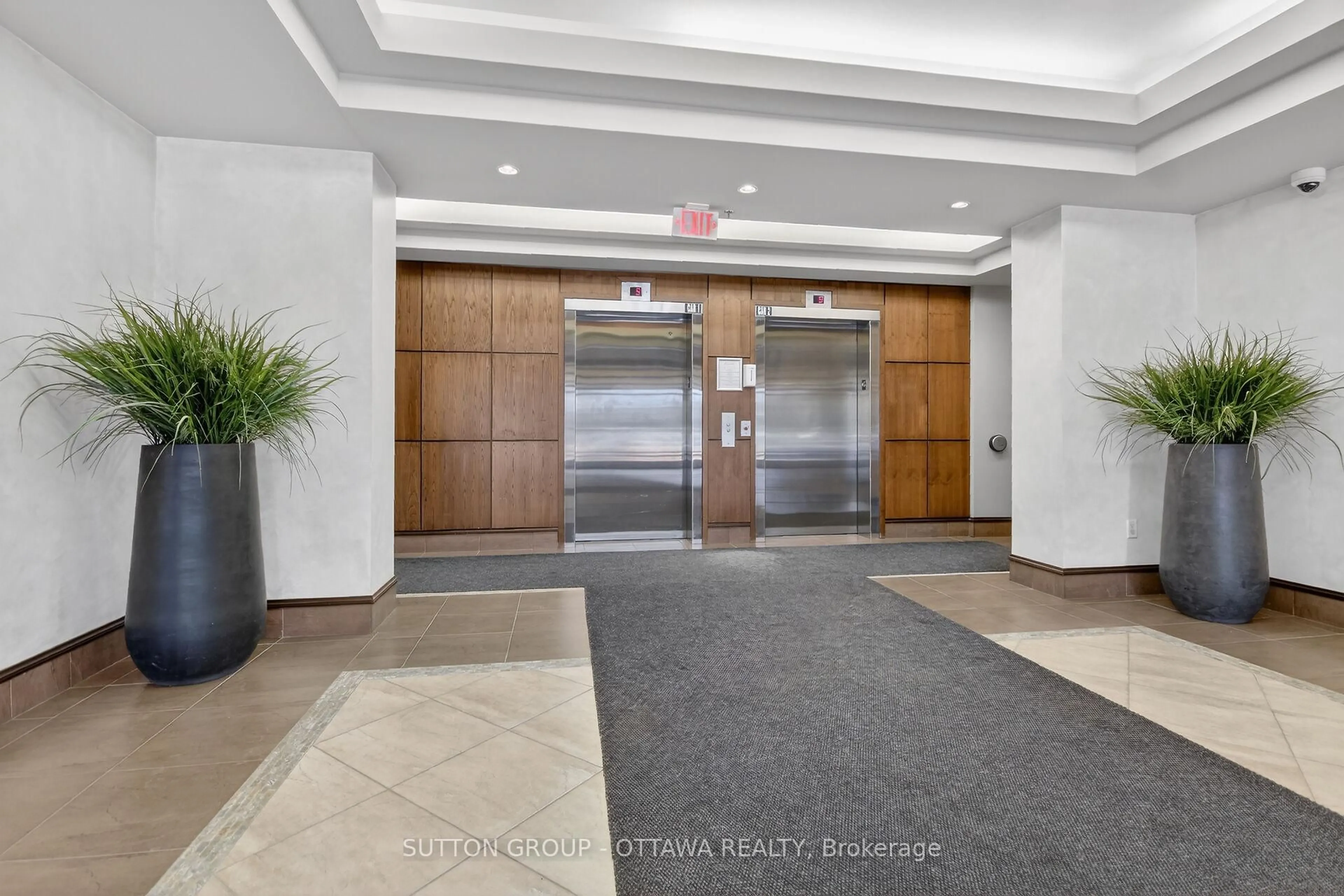Indoor foyer for 314 Central Park Dr #507, Ottawa Ontario K2C 0R2