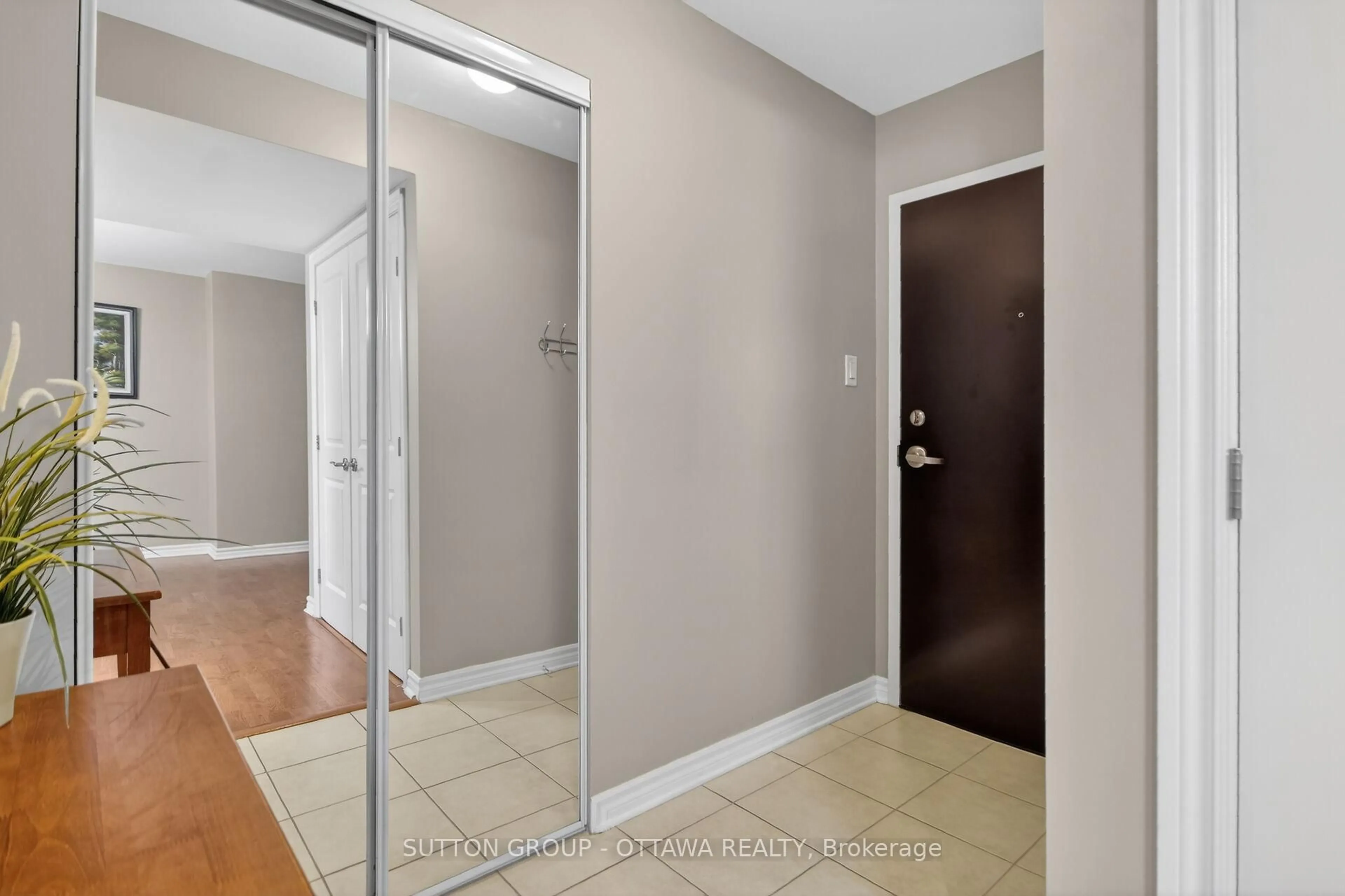Indoor entryway for 314 Central Park Dr #507, Ottawa Ontario K2C 0R2