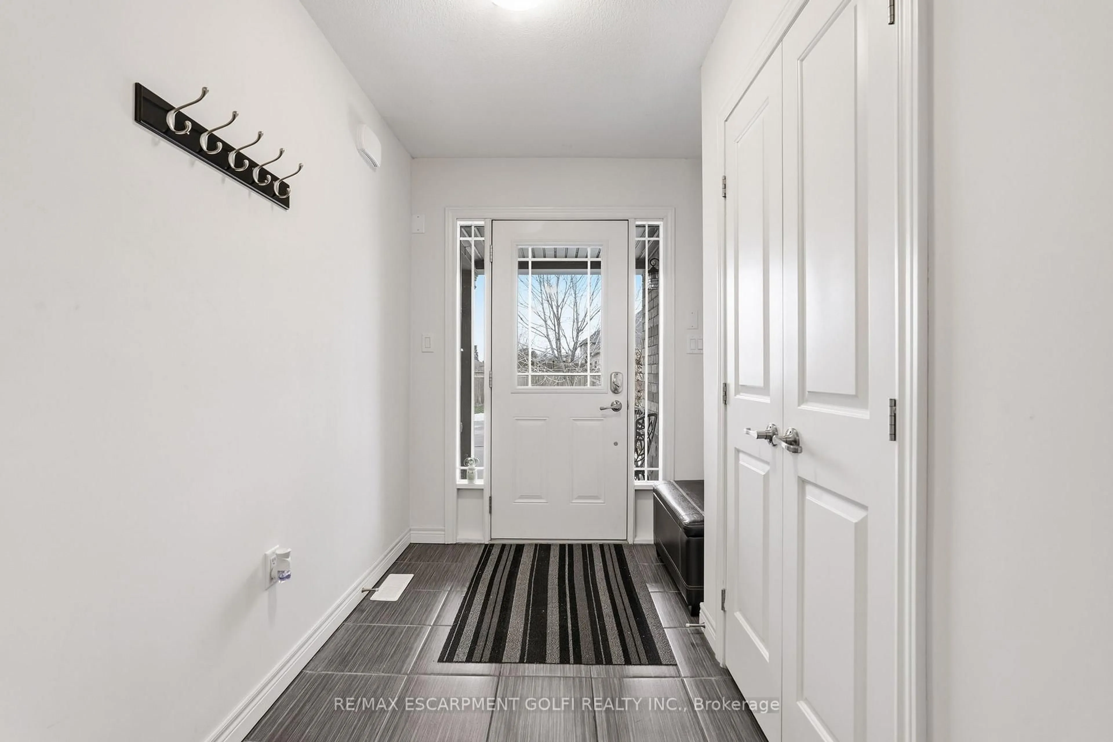 Indoor entryway for 76 Lorne Ave, Grimsby Ontario L3M 0C7