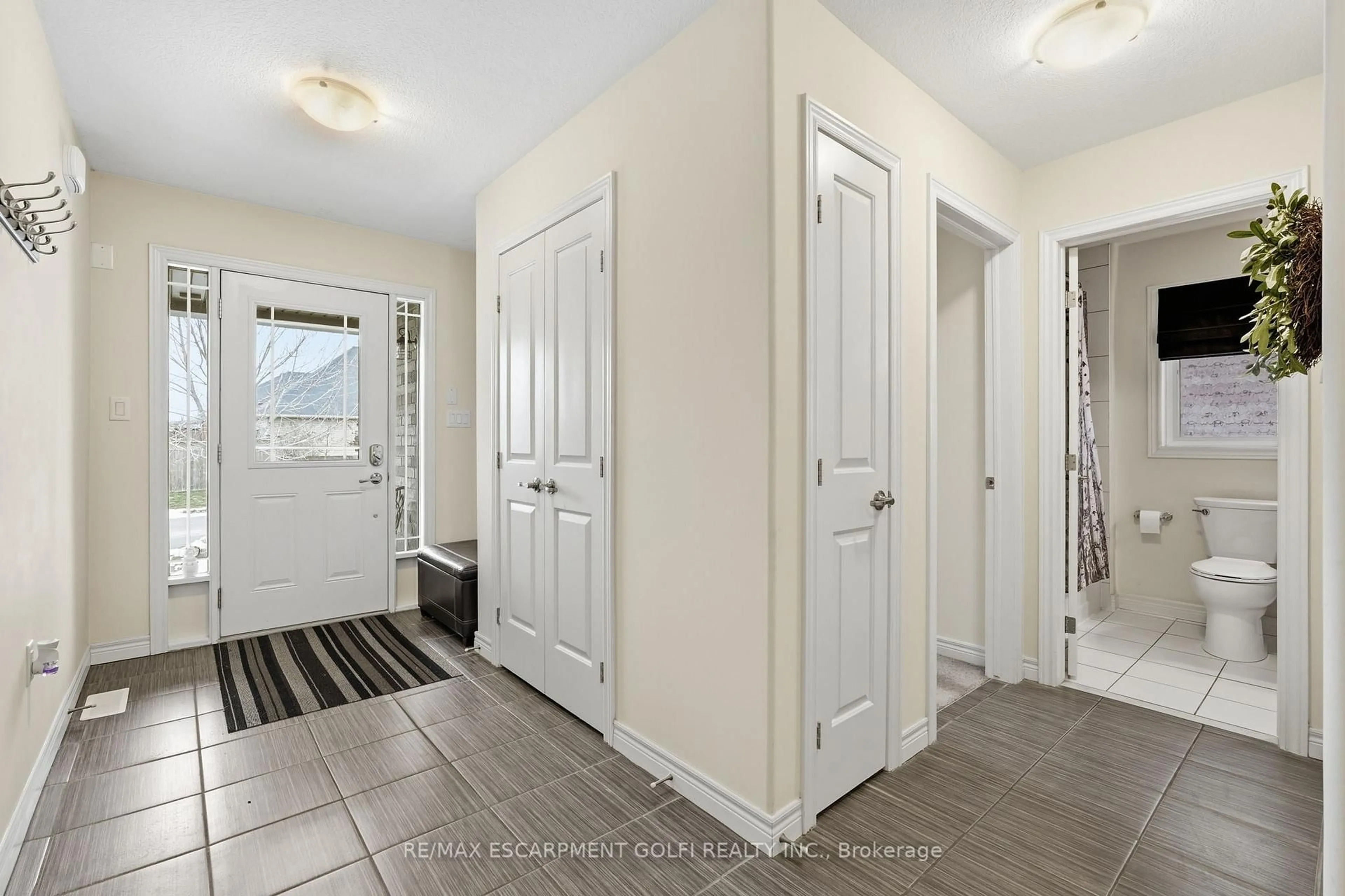 Indoor entryway for 76 Lorne Ave, Grimsby Ontario L3M 0C7