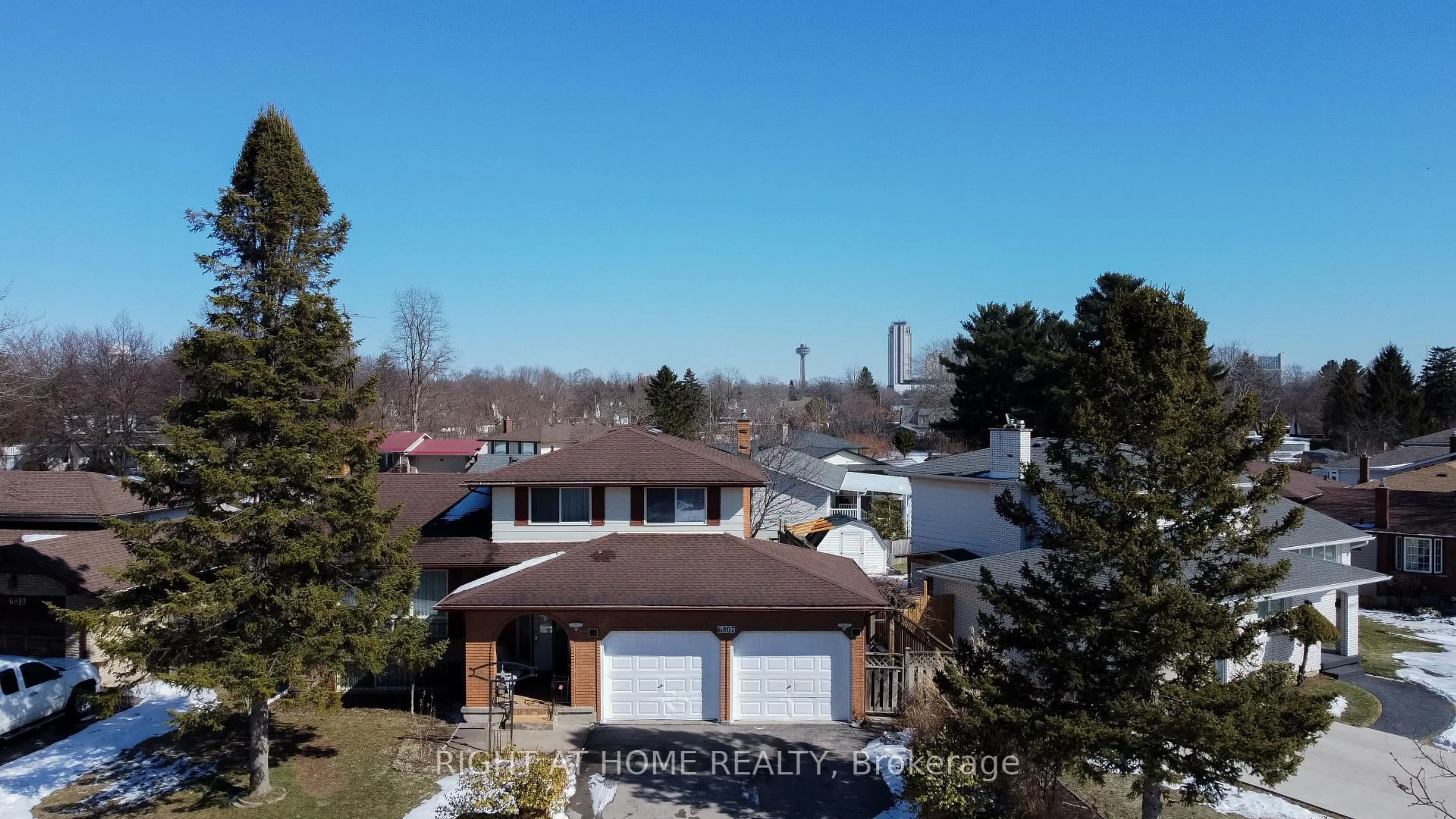 A pic from outside/outdoor area/front of a property/back of a property/a pic from drone, unknown for 6807 Corwin Cres, Niagara Falls Ontario L2G 2M8