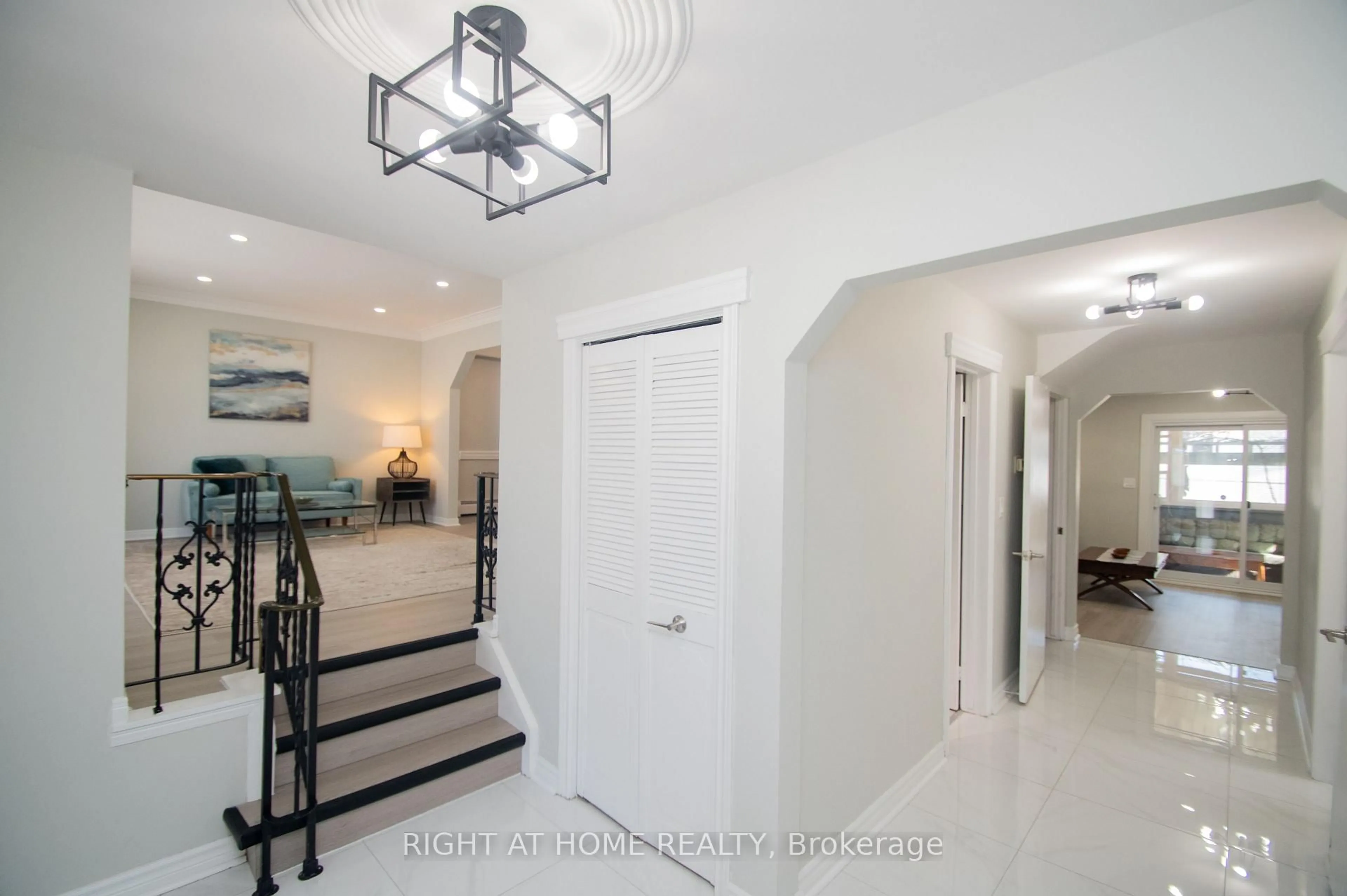 Indoor entryway for 6807 Corwin Cres, Niagara Falls Ontario L2G 2M8