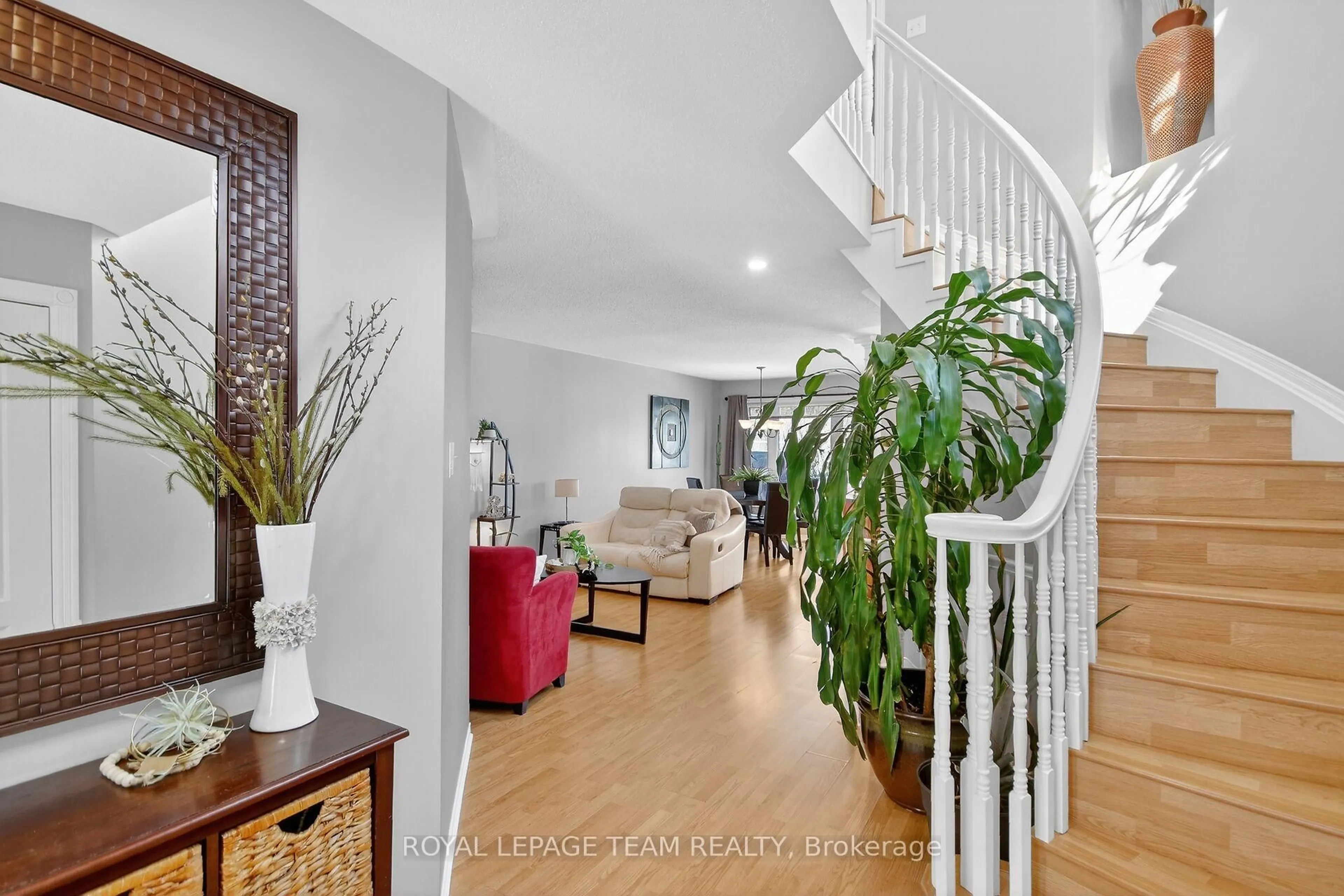 Indoor foyer for 6302 Sablewood Pl, Ottawa Ontario K1C 7M6