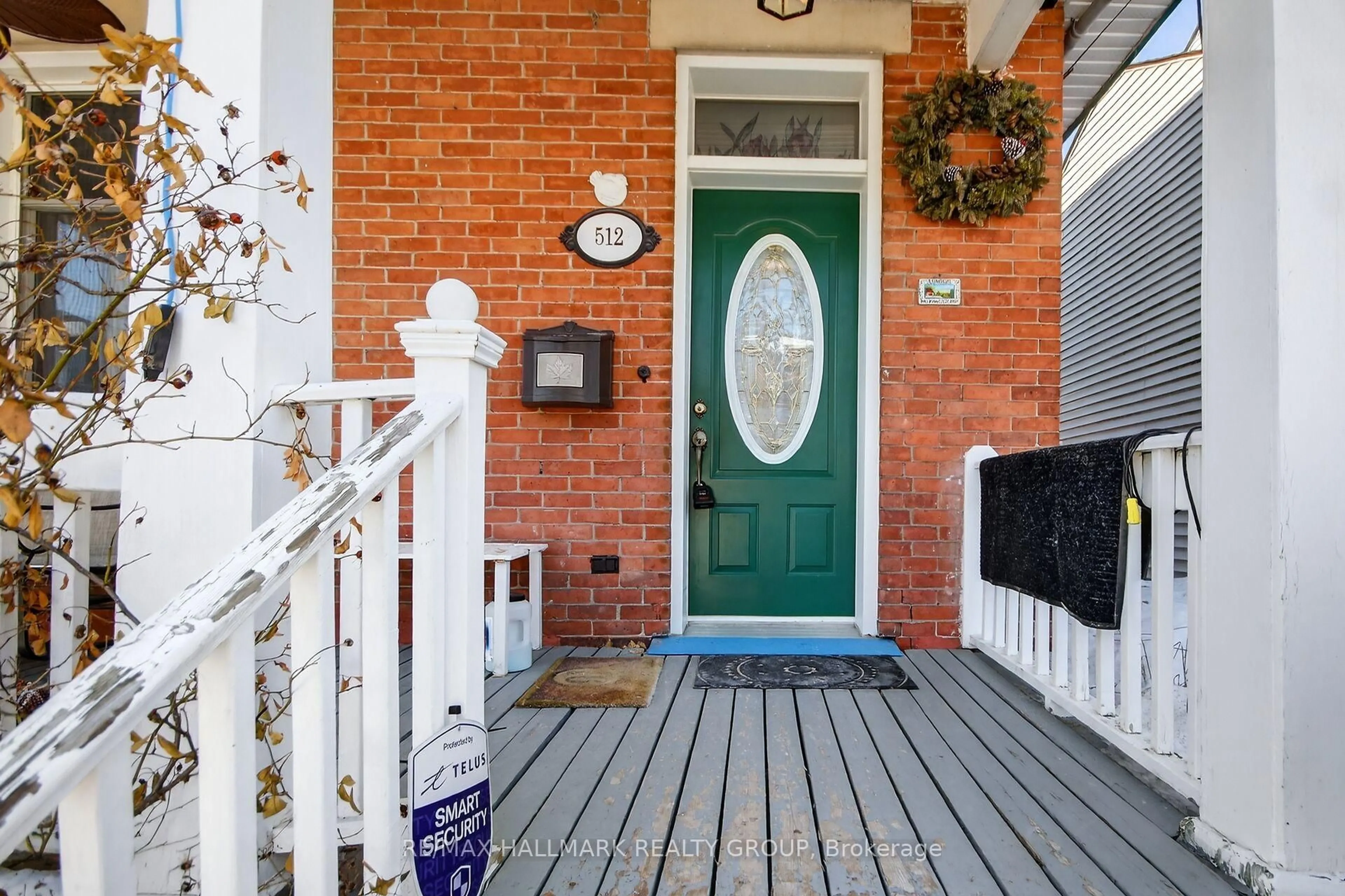 Indoor entryway for 512 Melbourne Ave, Ottawa Ontario K2A 1W5