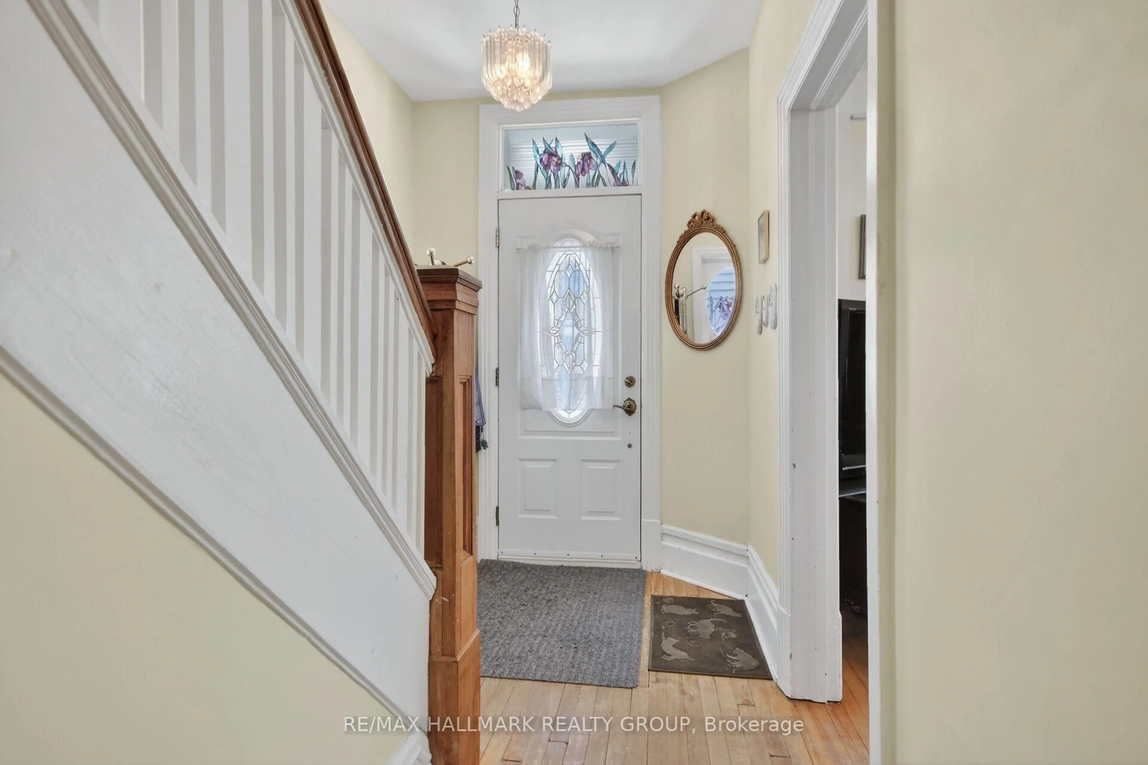 Indoor entryway for 512 Melbourne Ave, Ottawa Ontario K2A 1W5
