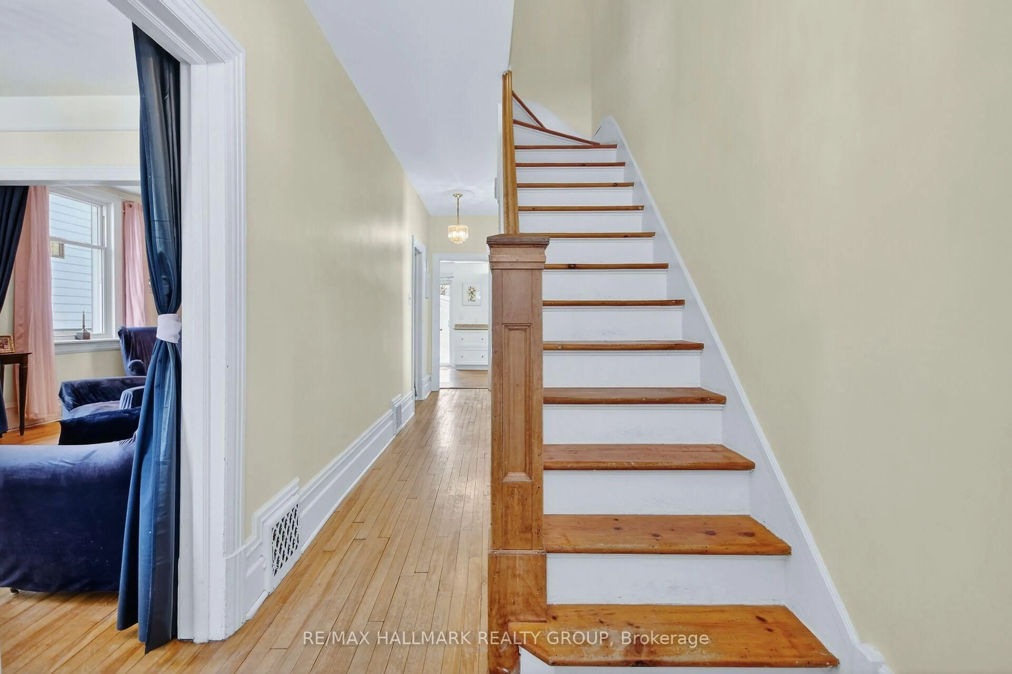 Stairs for 512 Melbourne Ave, Ottawa Ontario K2A 1W5