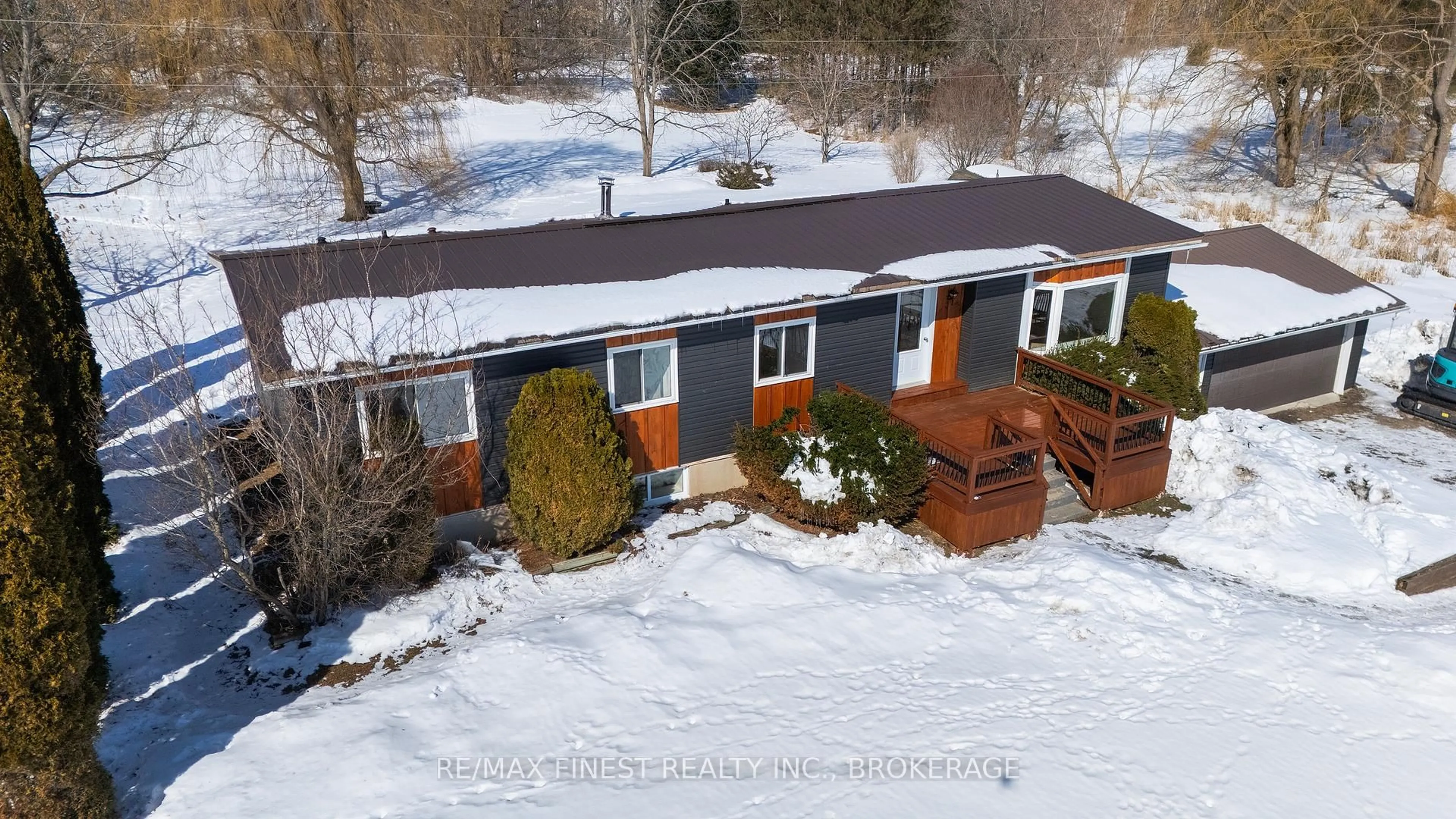 A pic from outside/outdoor area/front of a property/back of a property/a pic from drone, unknown for 1162 Thousand Islands Pkwy, Front of Yonge Ontario K0E 1R0