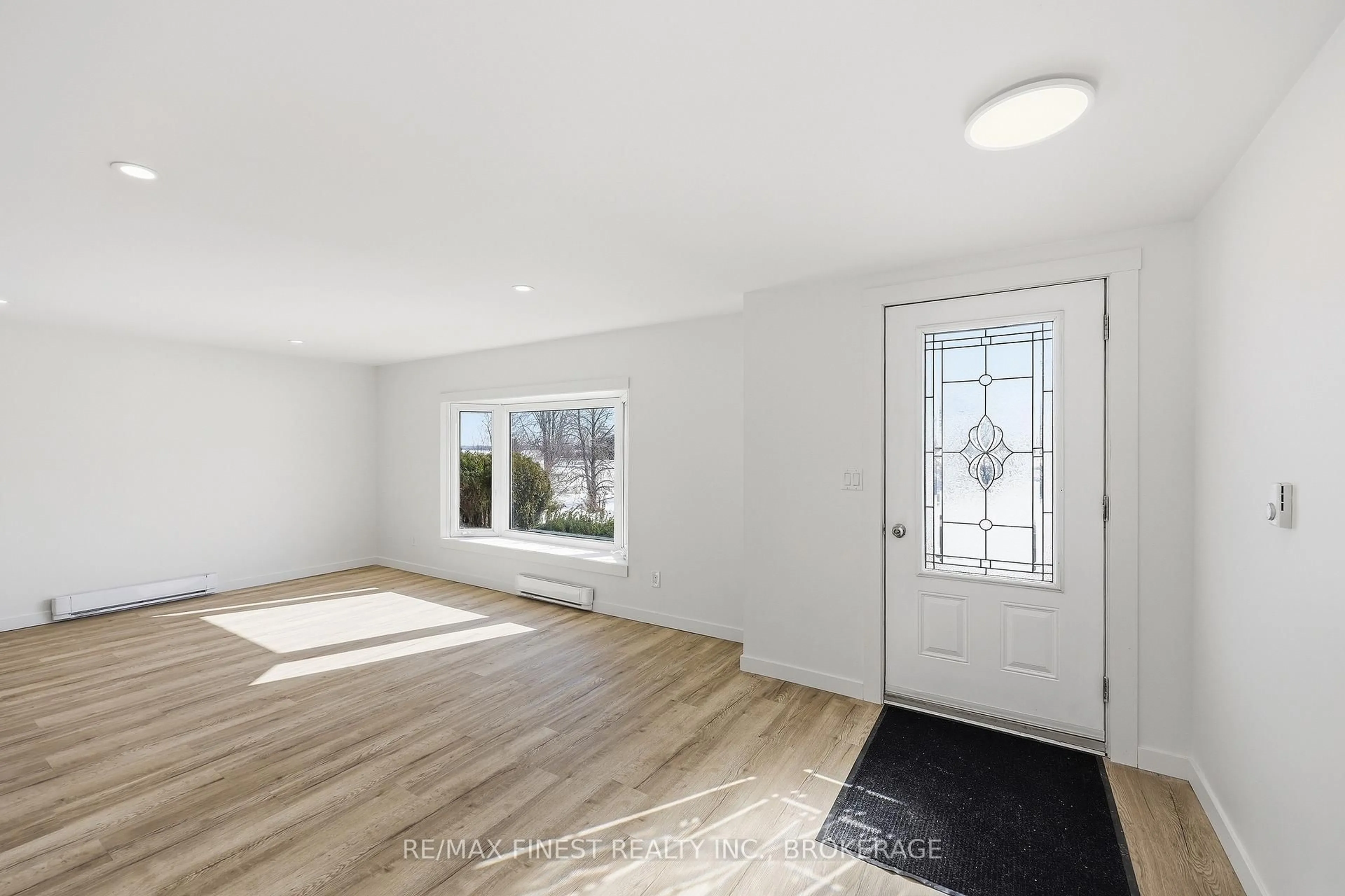 Indoor entryway for 1162 Thousand Islands Pkwy, Front of Yonge Ontario K0E 1R0