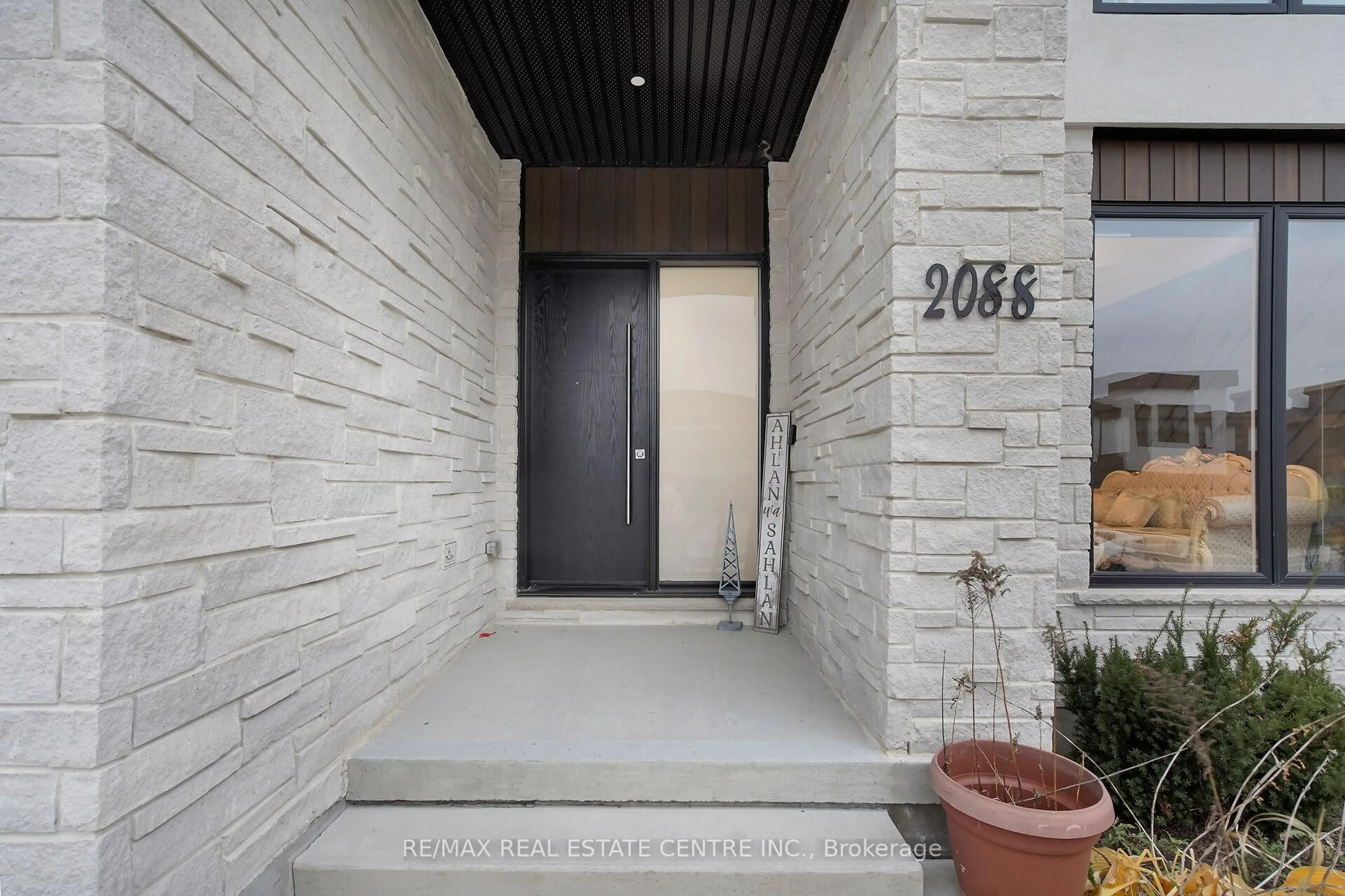 Indoor foyer for 2088 IRONWOOD Rd, London South Ontario N6K 0H8