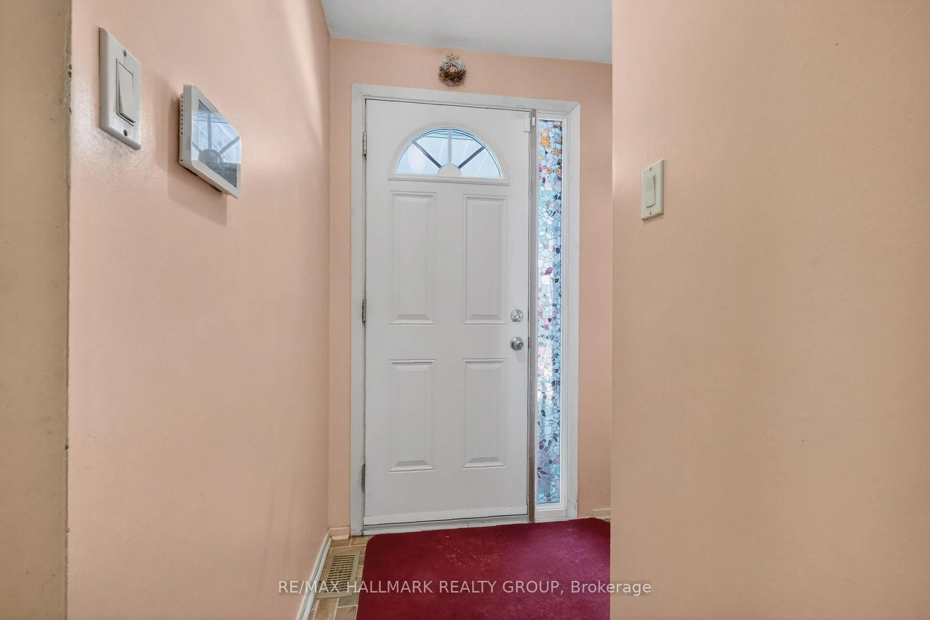 Indoor entryway for 116 Valley Stream Dr #D, Ottawa Ontario K2H 9E1