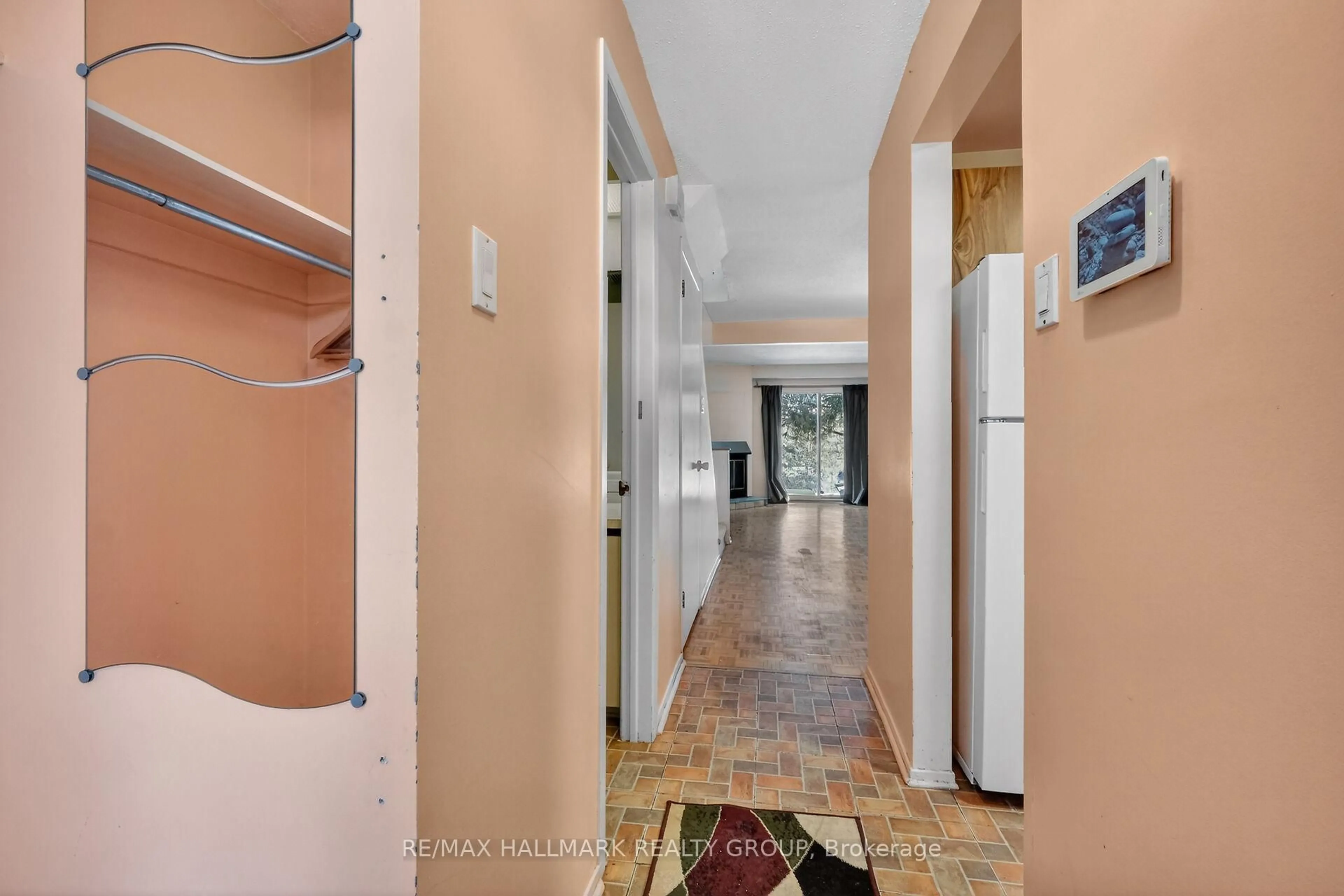 Indoor foyer for 116 Valley Stream Dr #D, Ottawa Ontario K2H 9E1