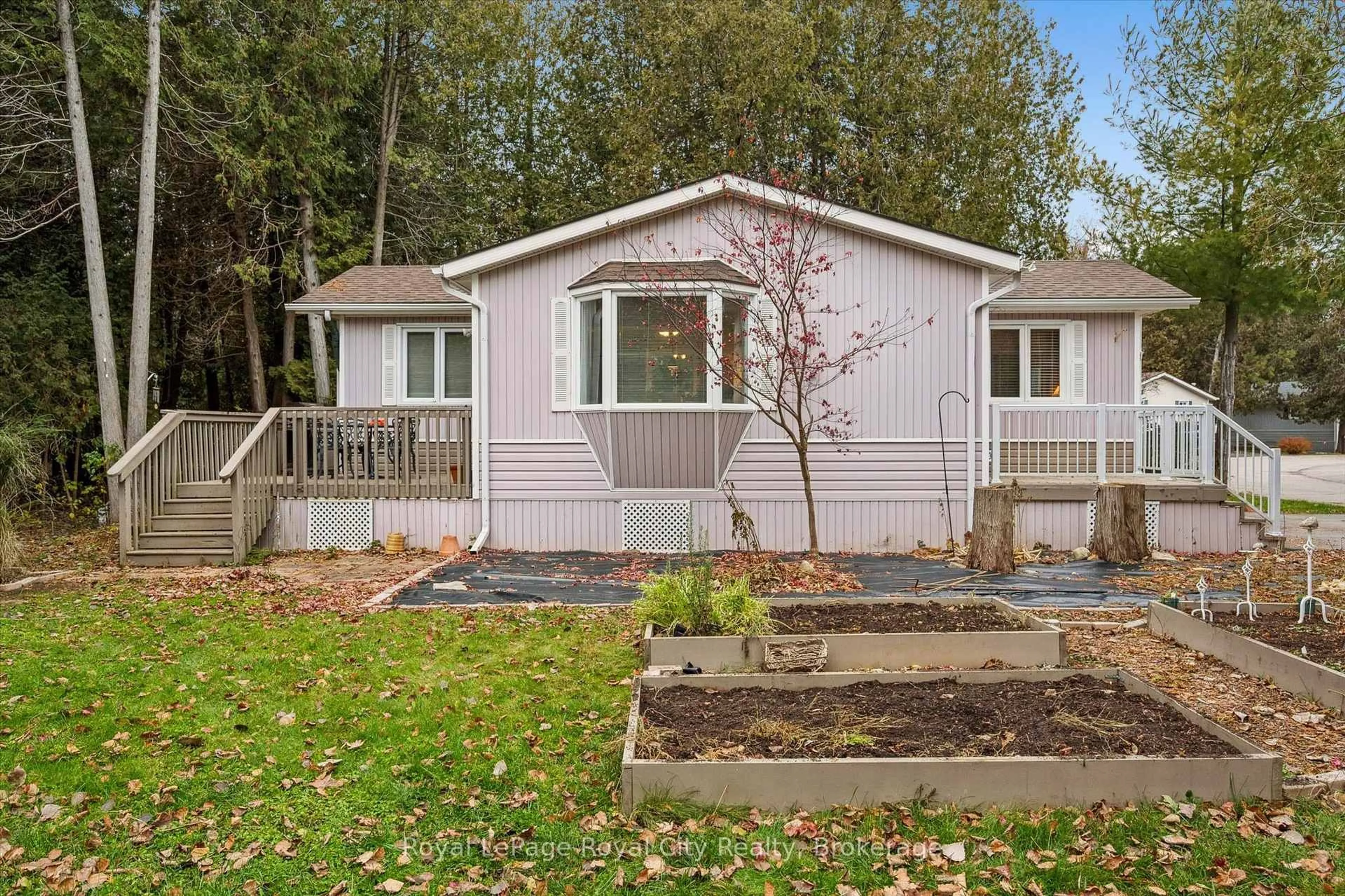 Home with vinyl exterior material, street for 10 Spruce Ave, Puslinch Ontario N1B 2J0