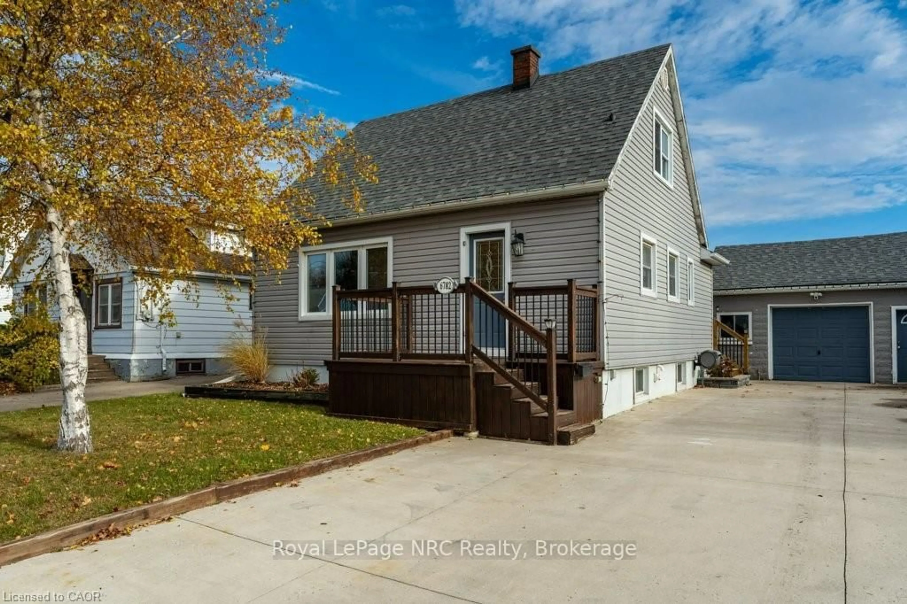 Home with vinyl exterior material, street for 6782 Dorchester Rd, Niagara Falls Ontario L2G 5T9