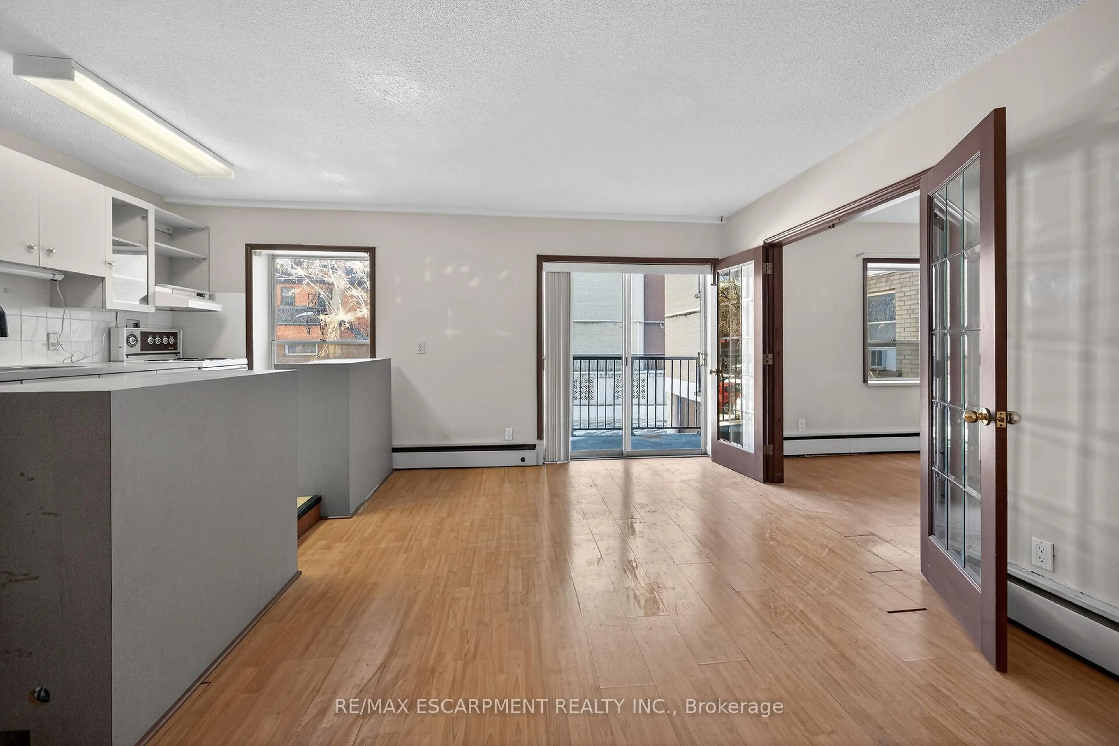 Indoor foyer for 40 Robinson St #209, Hamilton Ontario L8P 1Y9