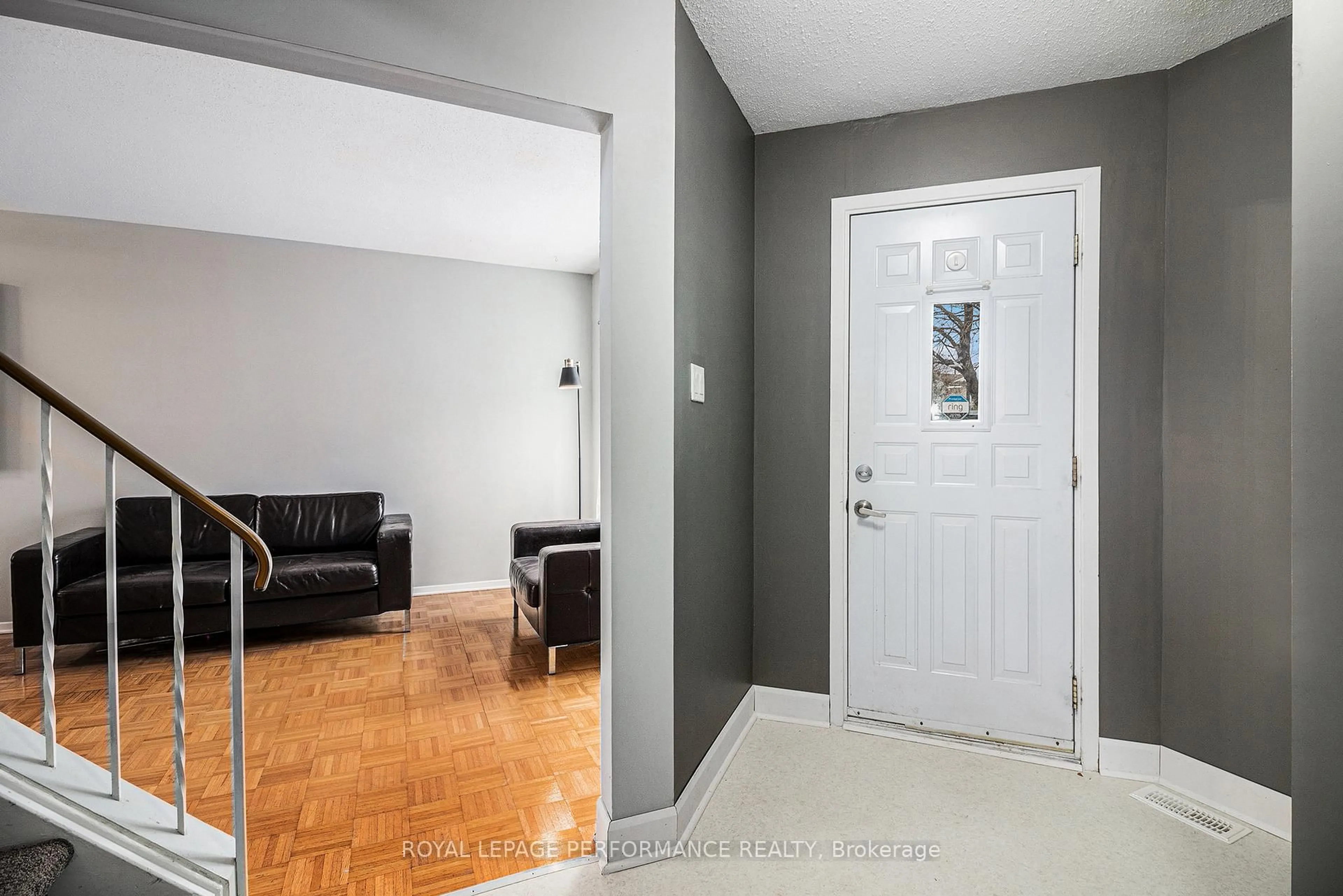 Indoor entryway for 6349 St Louis Dr, Ottawa Ontario K1C 2X9