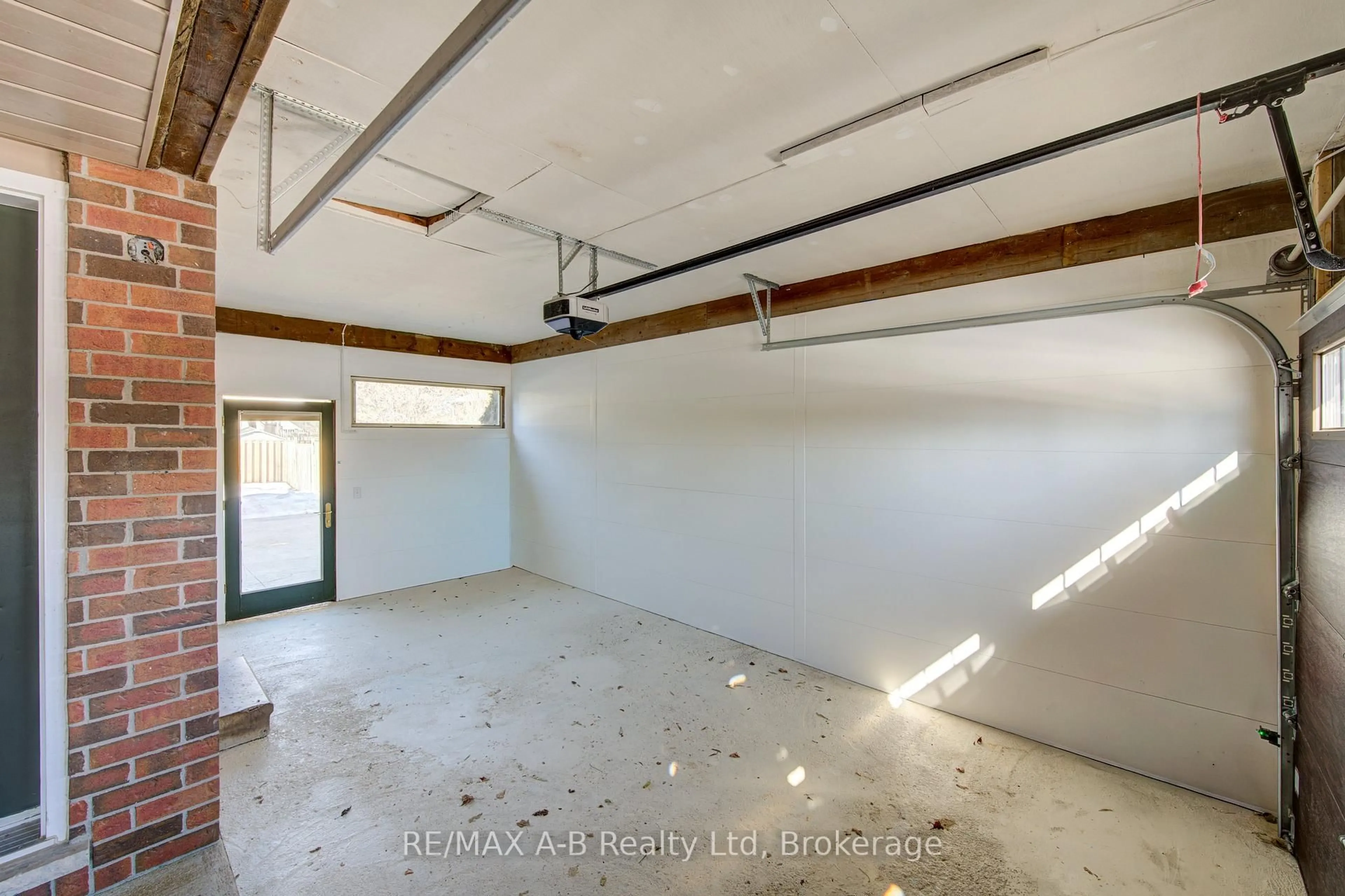 Indoor garage for 29 Dunsford Cres, St. Marys Ontario N4X 1A5