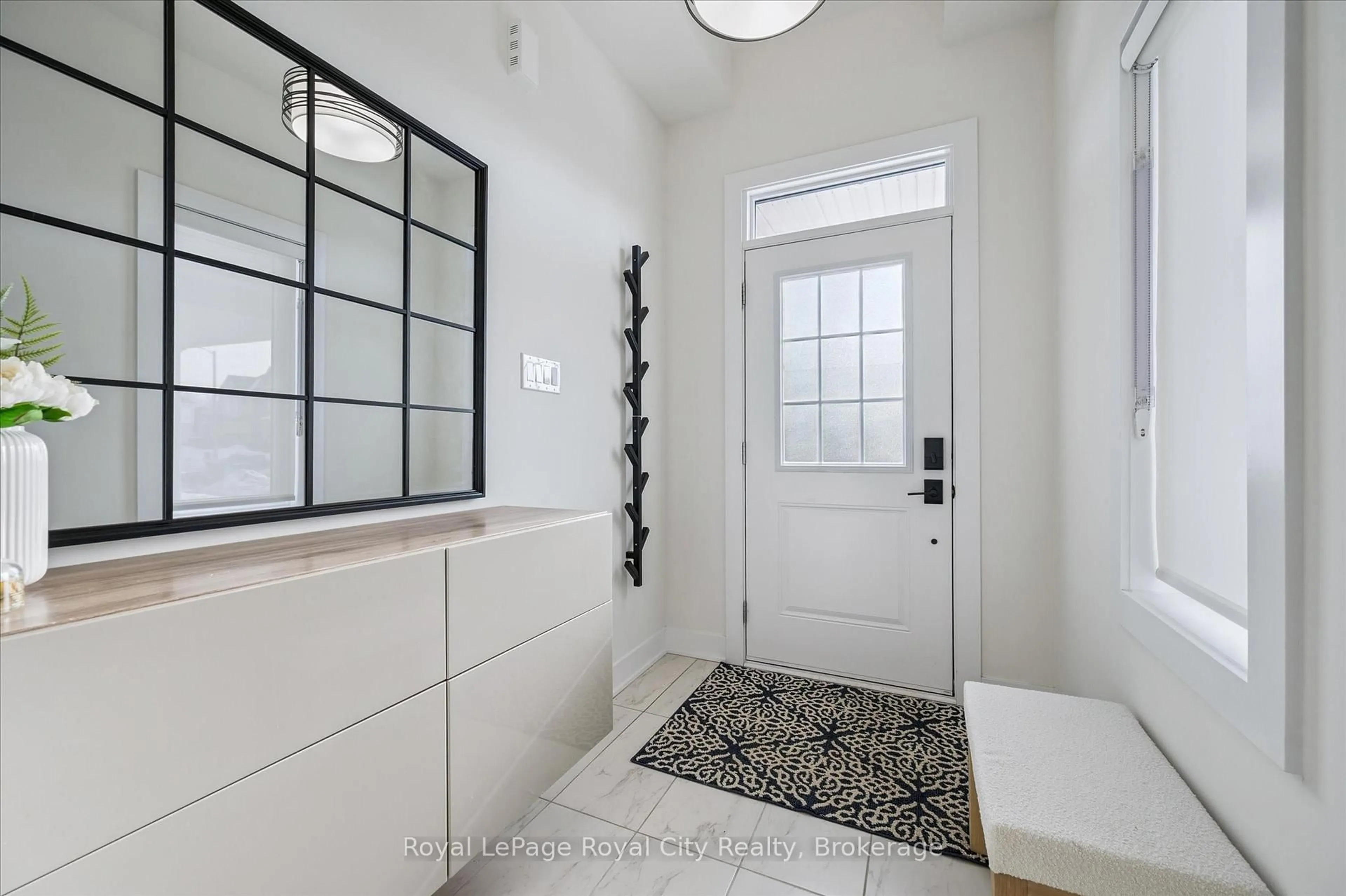 Indoor entryway for 32 Hutchison Rd, Guelph Ontario N1L 0R4