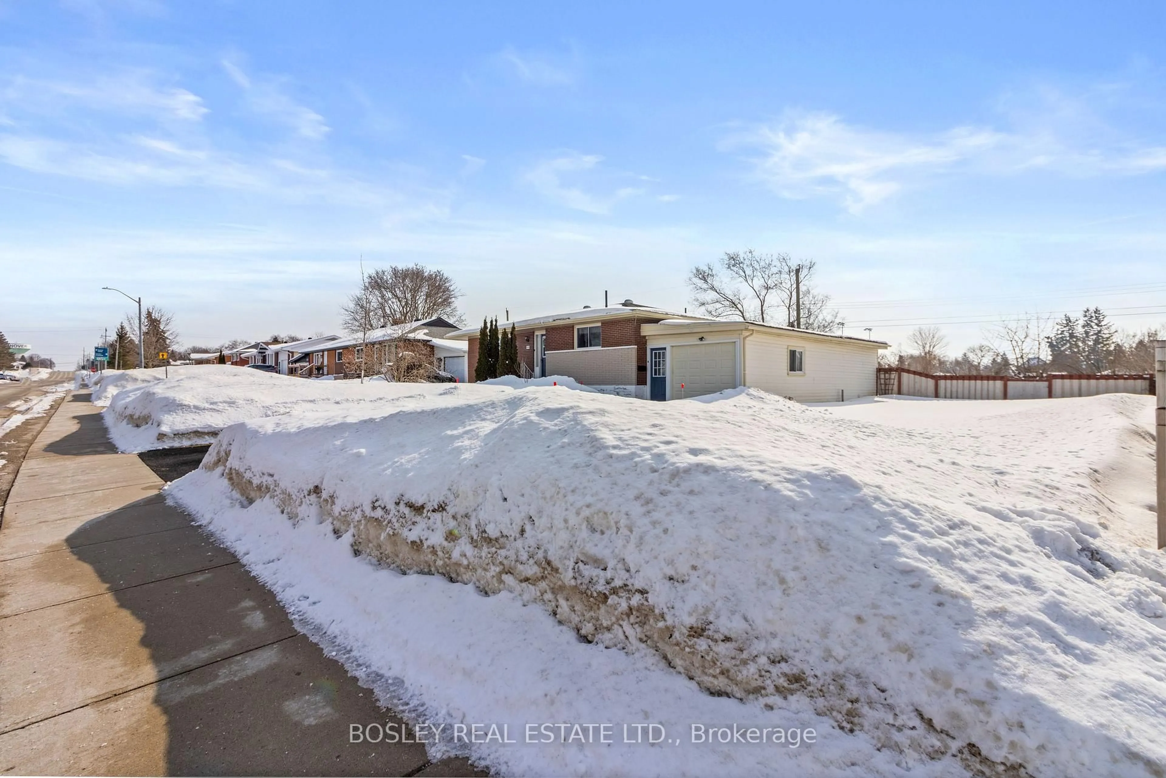 A pic from outside/outdoor area/front of a property/back of a property/a pic from drone, street for 509 14th St, Hanover Ontario N4N 1Z8