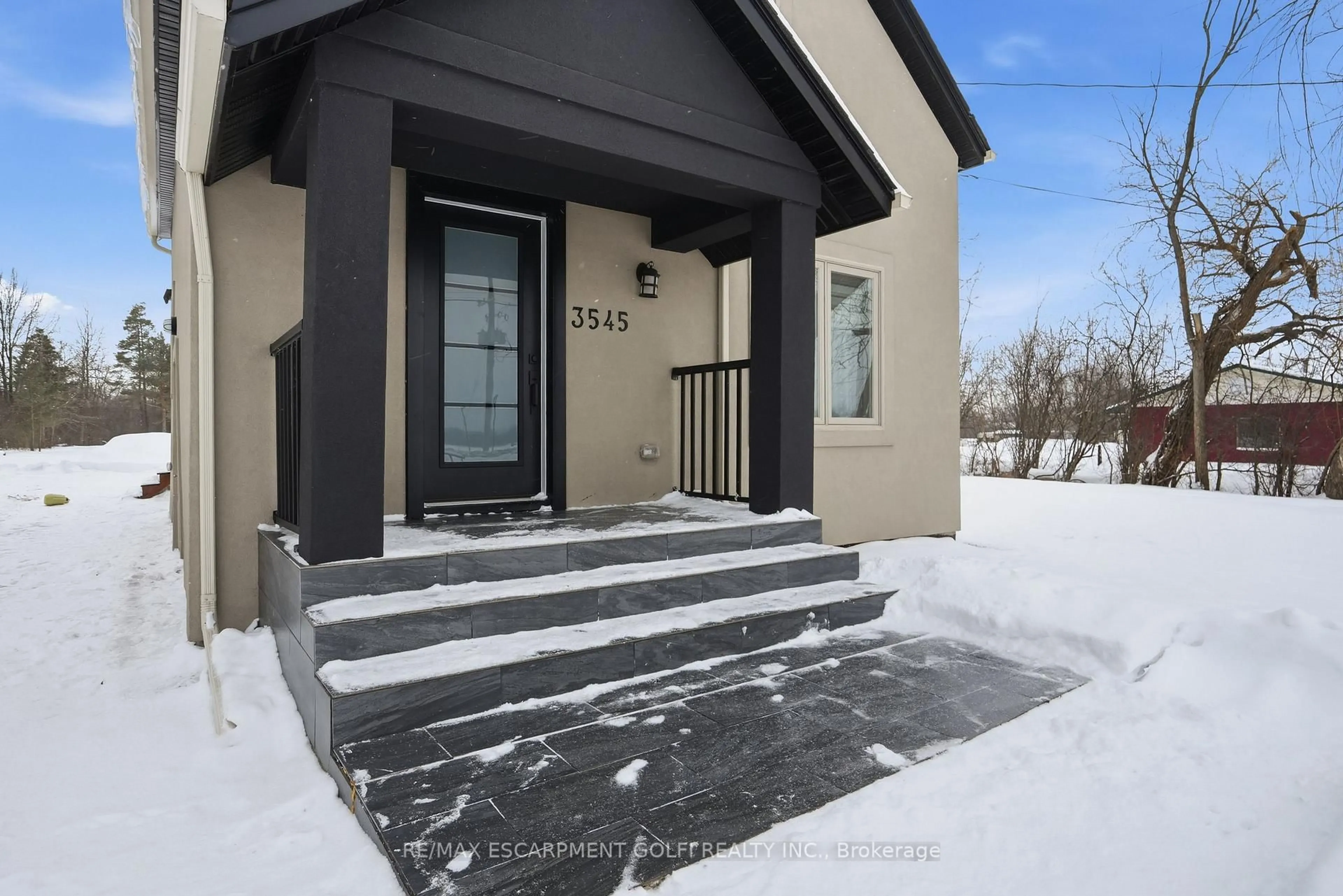 Indoor entryway for 3545 Garrison Rd, Fort Erie Ontario L0S 1N0