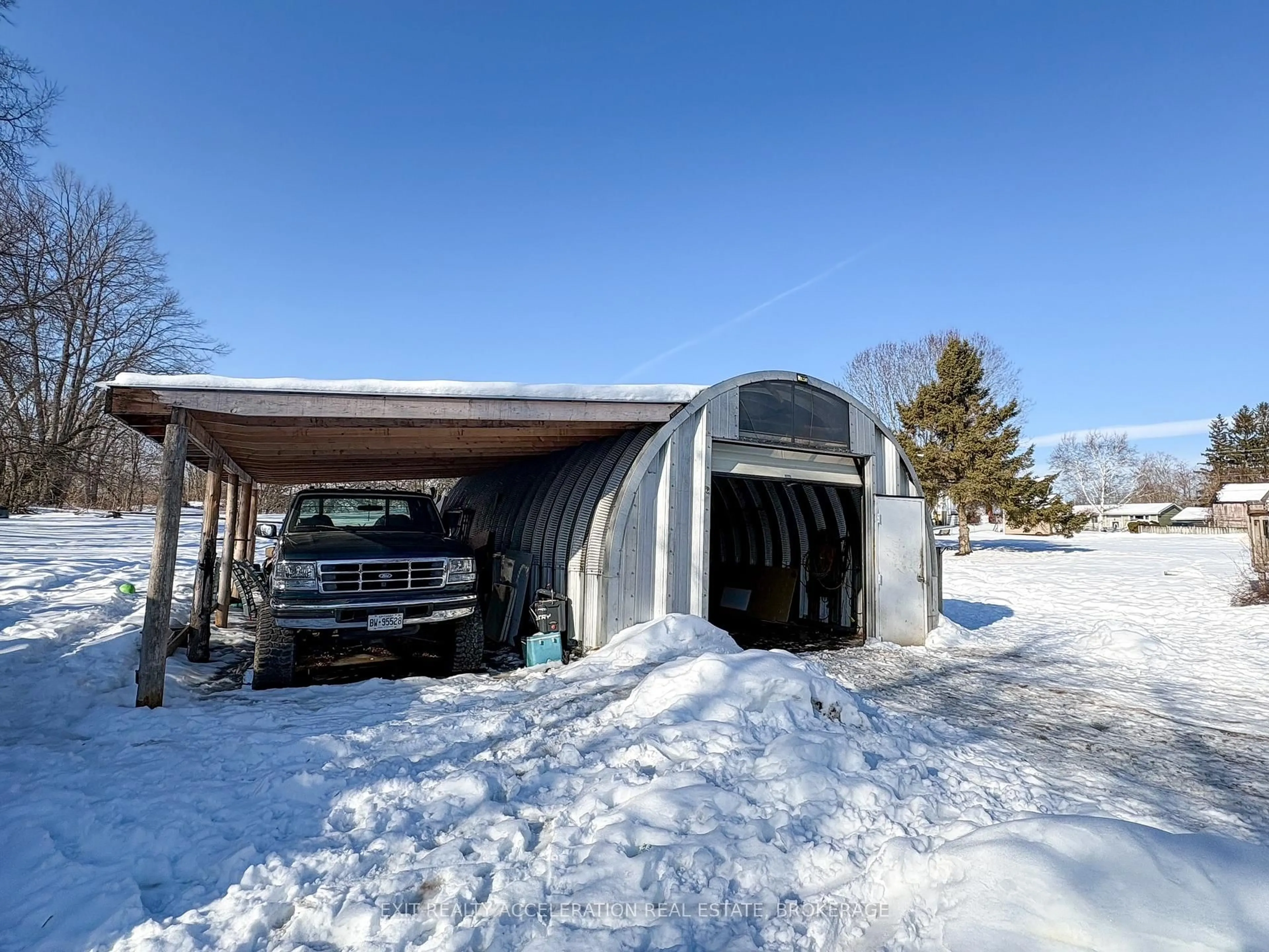 Indoor garage for 9 Chestnut Dr, Tamworth Ontario K0K 3G0