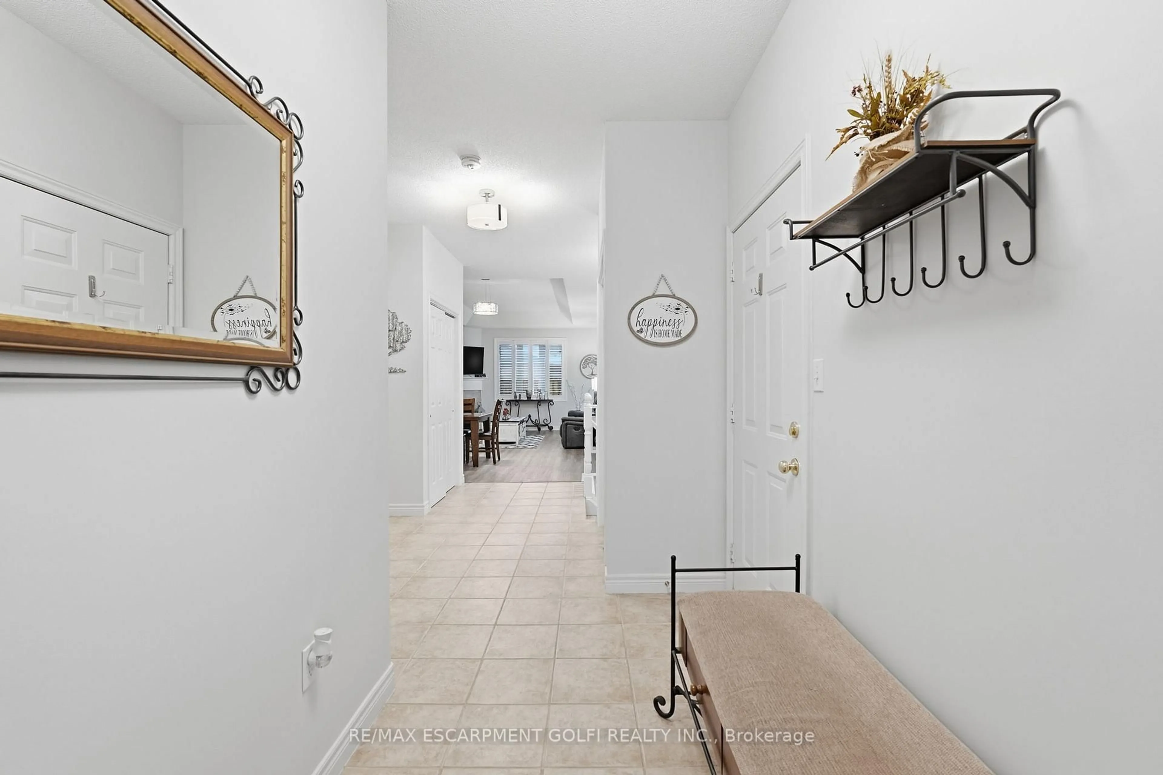 Indoor entryway for 26 Cathy Dr, Hamilton Ontario L0R 1W0