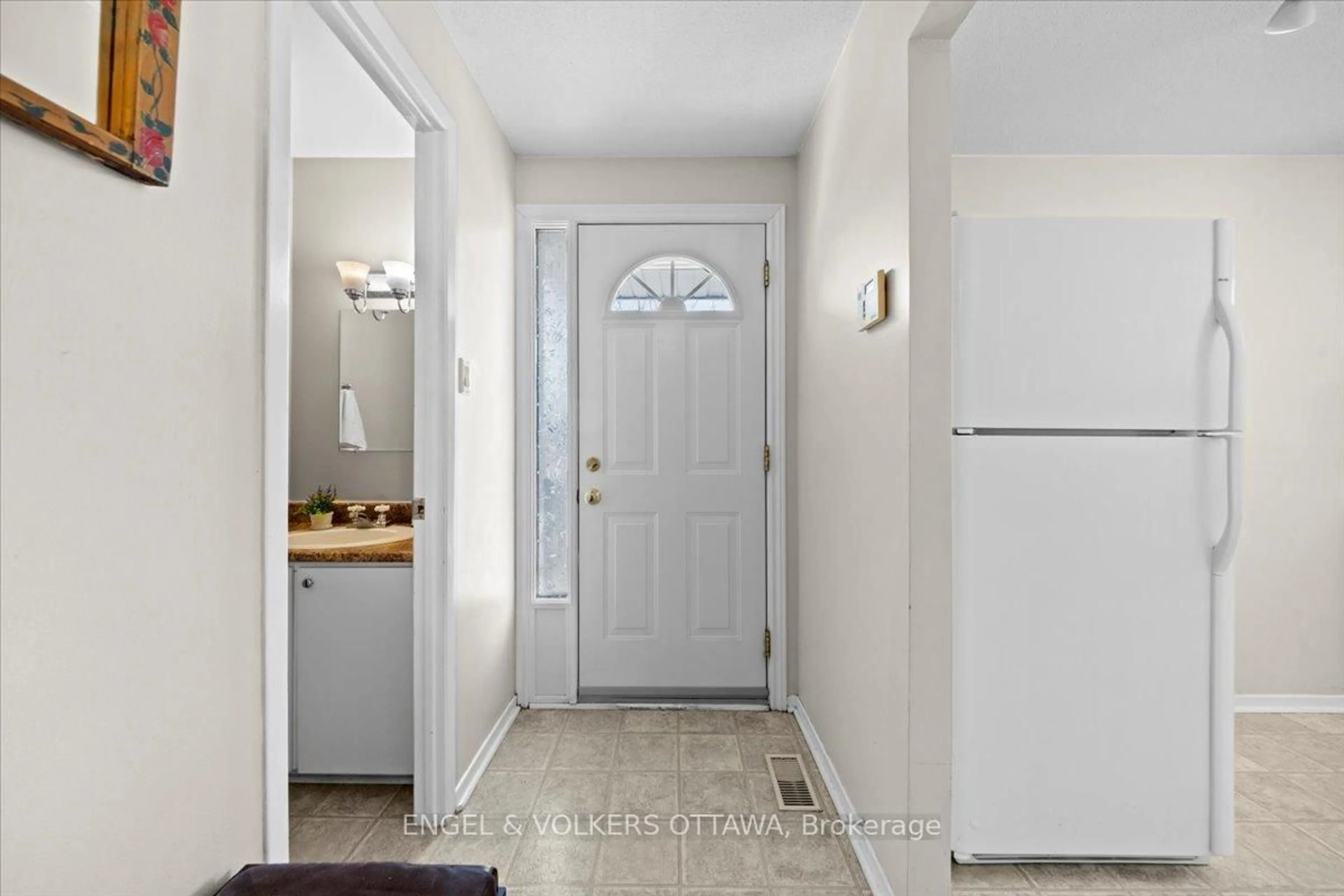 Indoor entryway for 1753 Lamoureux Dr #A, Ottawa Ontario K1E 2N3