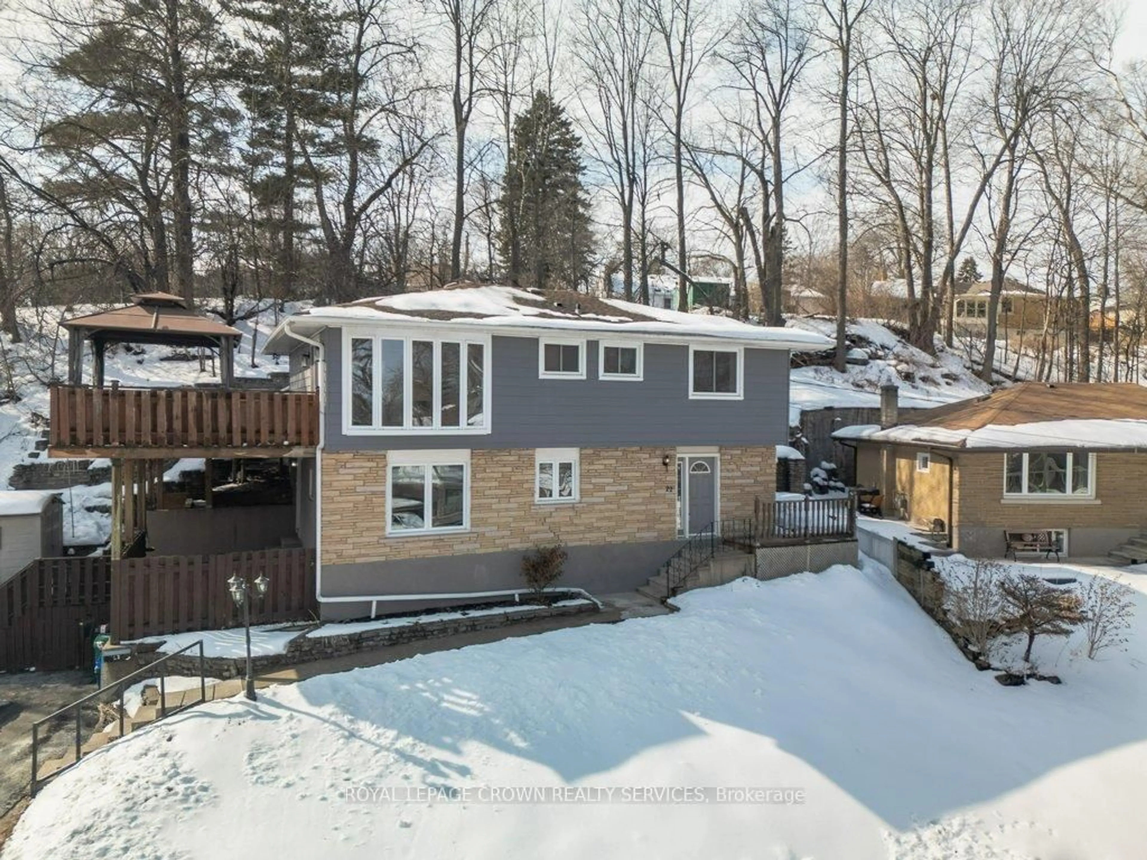 A pic from outside/outdoor area/front of a property/back of a property/a pic from drone, street for 22 Dundonald Rd, Cambridge Ontario N1S 3H3