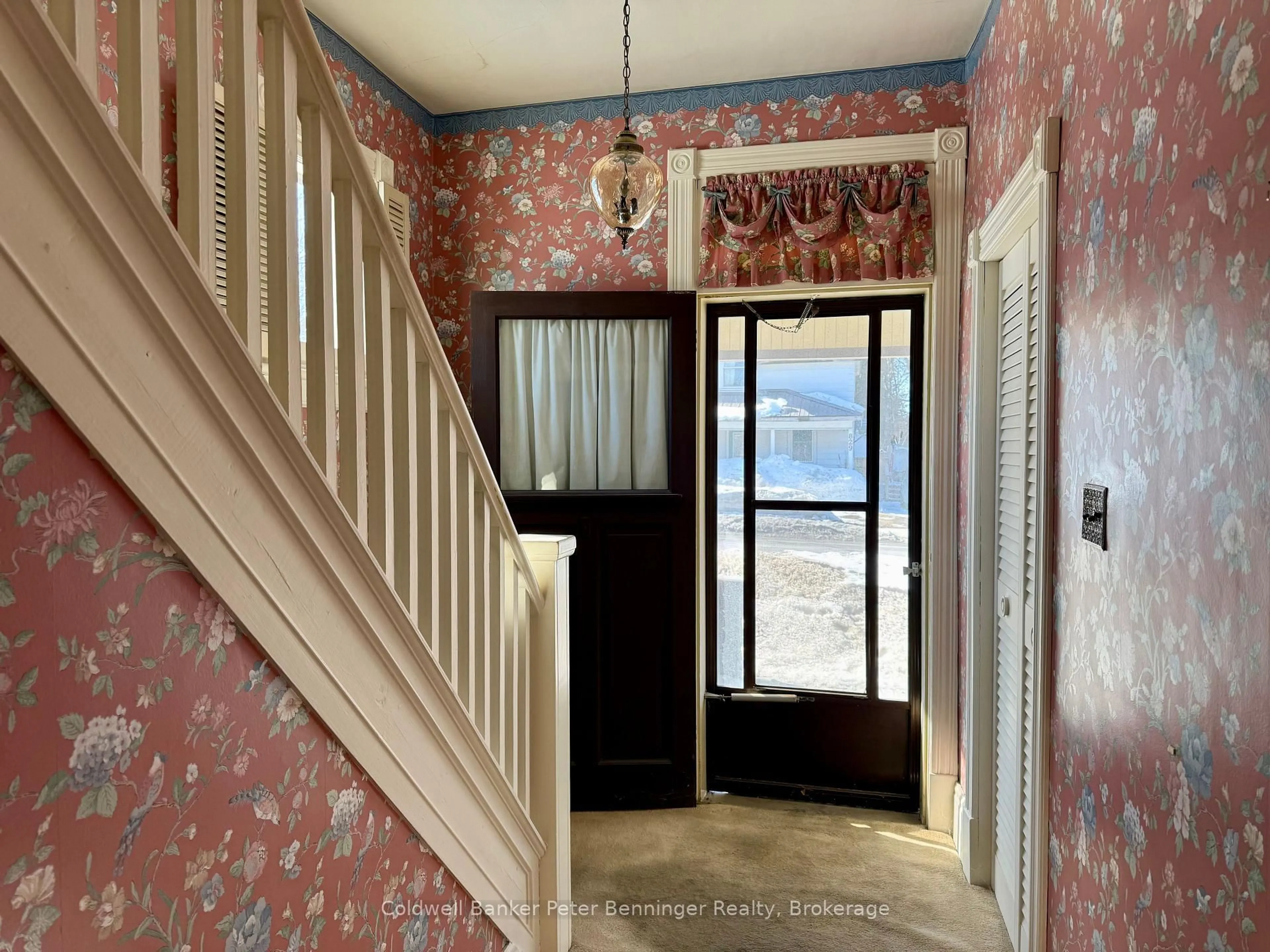 Indoor entryway for 830 Yonge St, Brockton Ontario N0G 2V0